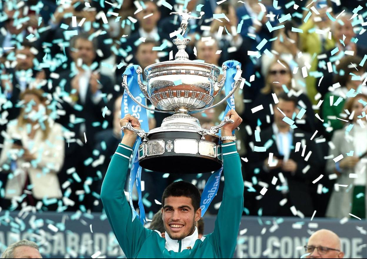 Carlos Alcaraz levanta el trofeo de campeón del Conde de Godó, este domingo.