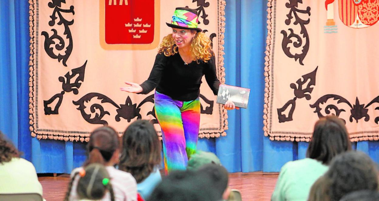 Representación del cuentacuentos en el centro cultural, el sábado. 