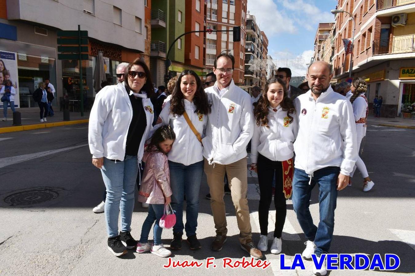 Envueltos en la fiesta. Caravaca vibra ya en la antesala de las Fiestas de la Cruz. Las peñas caballistas llenaron de música y alegría las calles de una ciudad que ya solo piensa en vivir intensamente cada uno de los días de fiesta que se avecinan. Las ganas de fiestas, tras las suspensión de los últimos dos años se nota en las calles de Caravaca, donde el ambiente que ayer se respiraba por cada rincón confirmaba que la ciudad tiene muchas ganas de que lleguen las Fiestas de la Cruz.