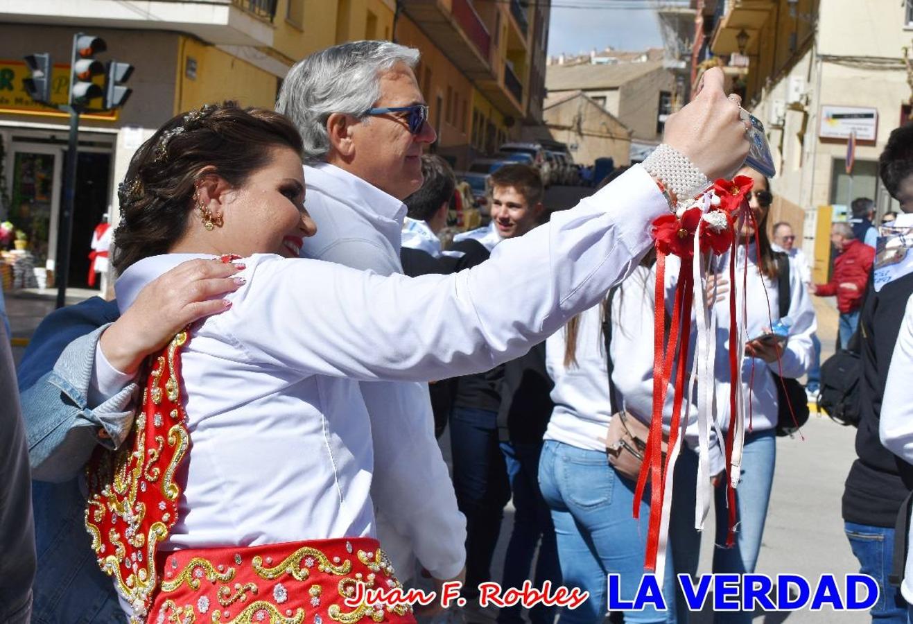 Envueltos en la fiesta. Caravaca vibra ya en la antesala de las Fiestas de la Cruz. Las peñas caballistas llenaron de música y alegría las calles de una ciudad que ya solo piensa en vivir intensamente cada uno de los días de fiesta que se avecinan. Las ganas de fiestas, tras las suspensión de los últimos dos años se nota en las calles de Caravaca, donde el ambiente que ayer se respiraba por cada rincón confirmaba que la ciudad tiene muchas ganas de que lleguen las Fiestas de la Cruz.