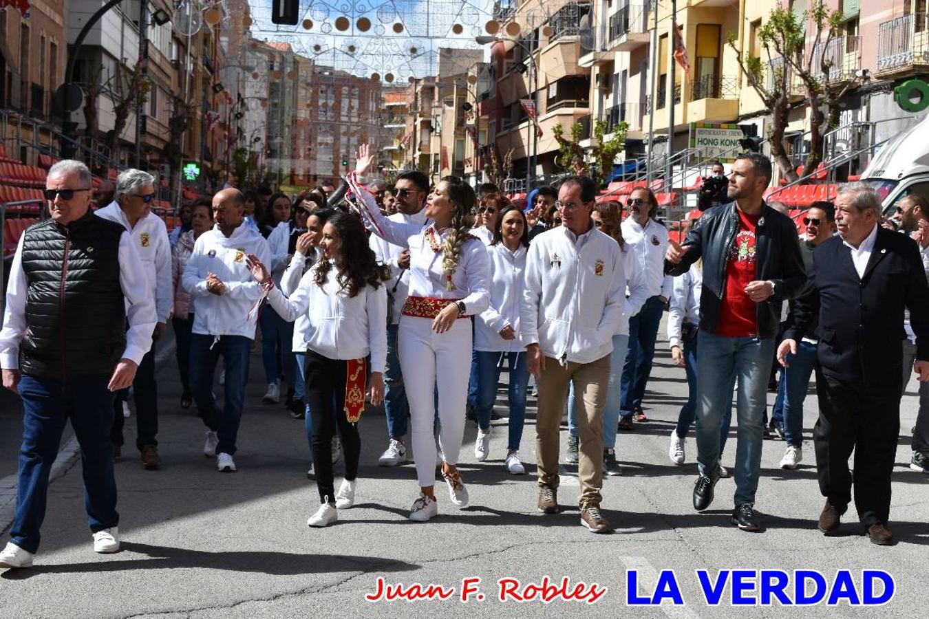 Envueltos en la fiesta. Caravaca vibra ya en la antesala de las Fiestas de la Cruz. Las peñas caballistas llenaron de música y alegría las calles de una ciudad que ya solo piensa en vivir intensamente cada uno de los días de fiesta que se avecinan. Las ganas de fiestas, tras las suspensión de los últimos dos años se nota en las calles de Caravaca, donde el ambiente que ayer se respiraba por cada rincón confirmaba que la ciudad tiene muchas ganas de que lleguen las Fiestas de la Cruz.