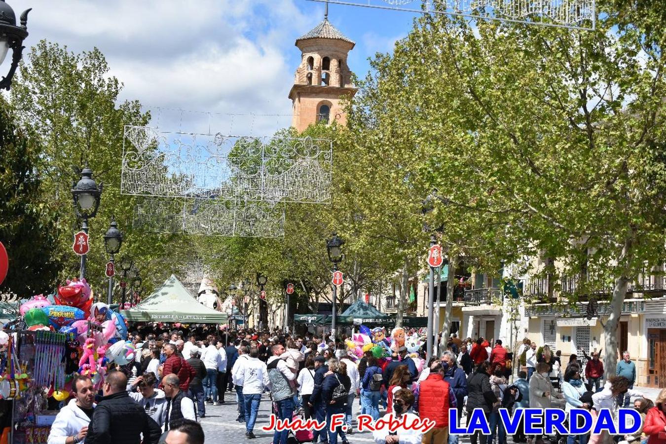 Envueltos en la fiesta. Caravaca vibra ya en la antesala de las Fiestas de la Cruz. Las peñas caballistas llenaron de música y alegría las calles de una ciudad que ya solo piensa en vivir intensamente cada uno de los días de fiesta que se avecinan. Las ganas de fiestas, tras las suspensión de los últimos dos años se nota en las calles de Caravaca, donde el ambiente que ayer se respiraba por cada rincón confirmaba que la ciudad tiene muchas ganas de que lleguen las Fiestas de la Cruz.
