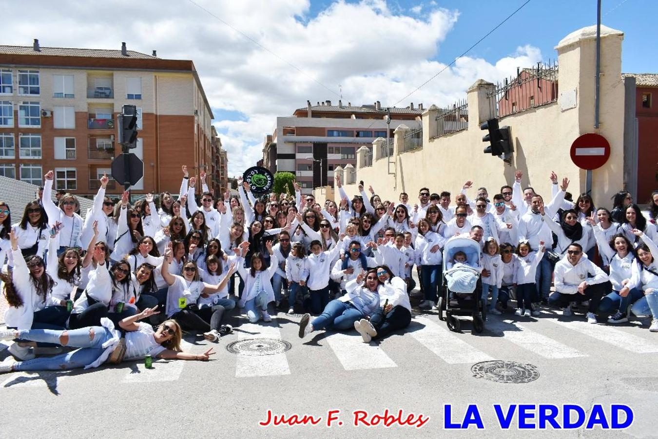 Envueltos en la fiesta. Caravaca vibra ya en la antesala de las Fiestas de la Cruz. Las peñas caballistas llenaron de música y alegría las calles de una ciudad que ya solo piensa en vivir intensamente cada uno de los días de fiesta que se avecinan. Las ganas de fiestas, tras las suspensión de los últimos dos años se nota en las calles de Caravaca, donde el ambiente que ayer se respiraba por cada rincón confirmaba que la ciudad tiene muchas ganas de que lleguen las Fiestas de la Cruz.