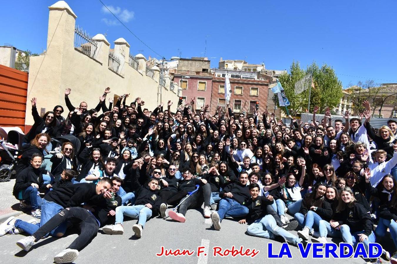 Envueltos en la fiesta. Caravaca vibra ya en la antesala de las Fiestas de la Cruz. Las peñas caballistas llenaron de música y alegría las calles de una ciudad que ya solo piensa en vivir intensamente cada uno de los días de fiesta que se avecinan. Las ganas de fiestas, tras las suspensión de los últimos dos años se nota en las calles de Caravaca, donde el ambiente que ayer se respiraba por cada rincón confirmaba que la ciudad tiene muchas ganas de que lleguen las Fiestas de la Cruz.