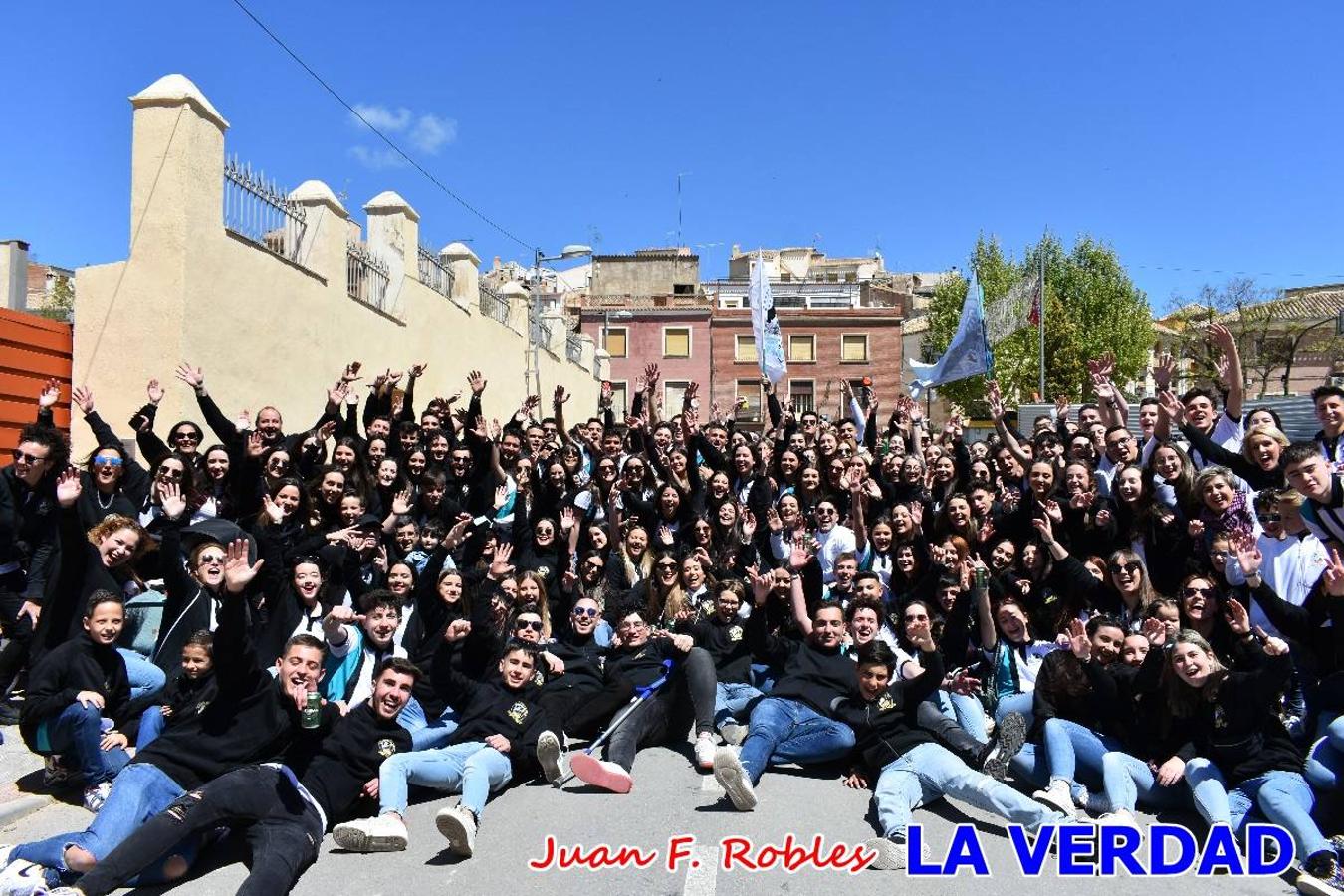 Envueltos en la fiesta. Caravaca vibra ya en la antesala de las Fiestas de la Cruz. Las peñas caballistas llenaron de música y alegría las calles de una ciudad que ya solo piensa en vivir intensamente cada uno de los días de fiesta que se avecinan. Las ganas de fiestas, tras las suspensión de los últimos dos años se nota en las calles de Caravaca, donde el ambiente que ayer se respiraba por cada rincón confirmaba que la ciudad tiene muchas ganas de que lleguen las Fiestas de la Cruz.