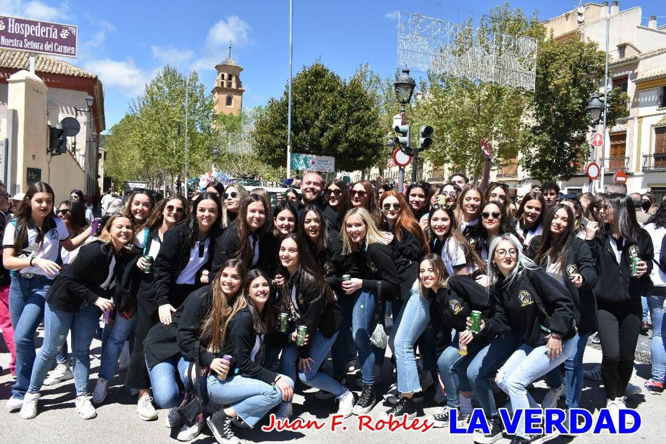 Envueltos en la fiesta. Caravaca vibra ya en la antesala de las Fiestas de la Cruz. Las peñas caballistas llenaron de música y alegría las calles de una ciudad que ya solo piensa en vivir intensamente cada uno de los días de fiesta que se avecinan. Las ganas de fiestas, tras las suspensión de los últimos dos años se nota en las calles de Caravaca, donde el ambiente que ayer se respiraba por cada rincón confirmaba que la ciudad tiene muchas ganas de que lleguen las Fiestas de la Cruz.