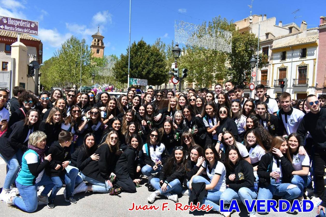 Envueltos en la fiesta. Caravaca vibra ya en la antesala de las Fiestas de la Cruz. Las peñas caballistas llenaron de música y alegría las calles de una ciudad que ya solo piensa en vivir intensamente cada uno de los días de fiesta que se avecinan. Las ganas de fiestas, tras las suspensión de los últimos dos años se nota en las calles de Caravaca, donde el ambiente que ayer se respiraba por cada rincón confirmaba que la ciudad tiene muchas ganas de que lleguen las Fiestas de la Cruz.