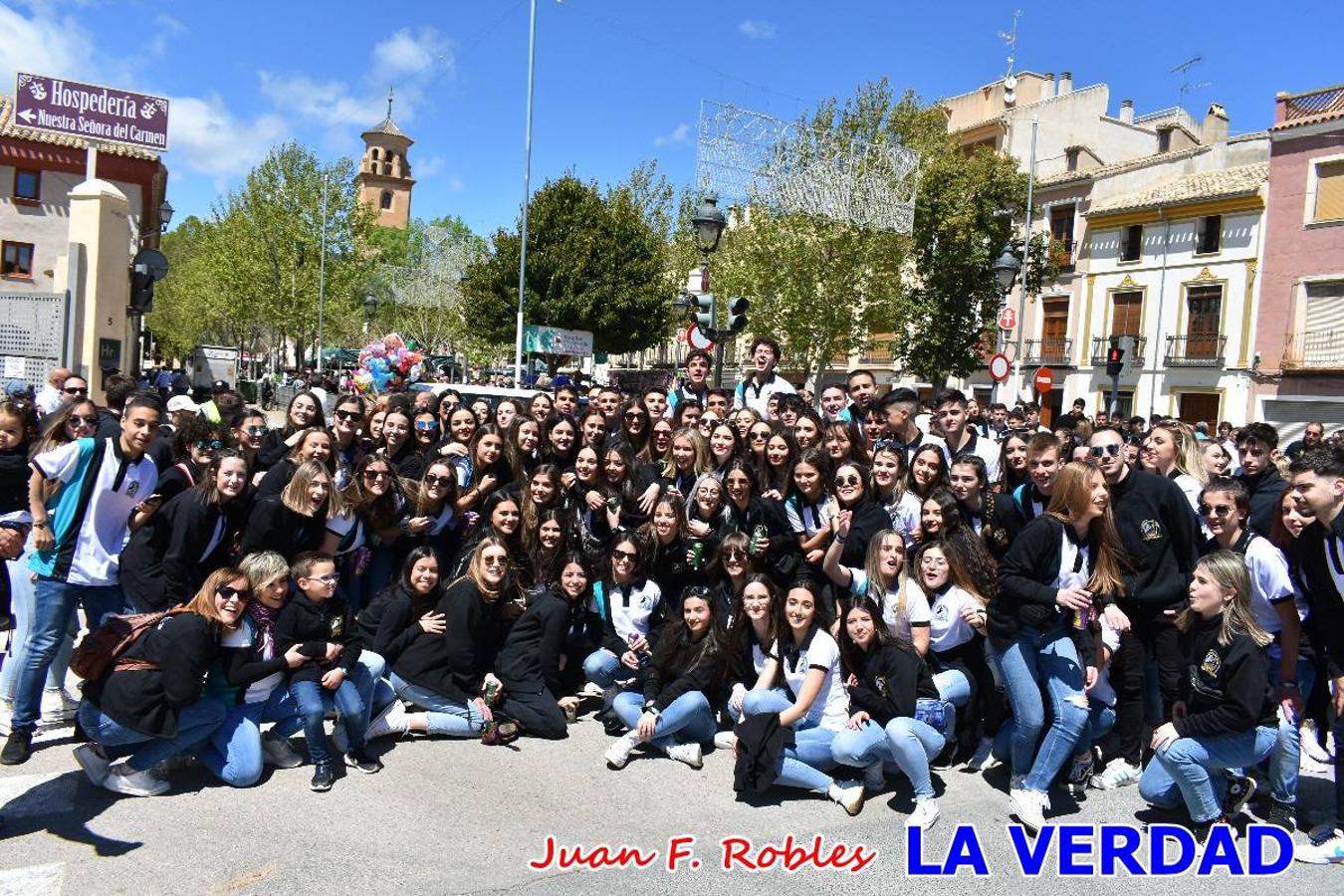 Envueltos en la fiesta. Caravaca vibra ya en la antesala de las Fiestas de la Cruz. Las peñas caballistas llenaron de música y alegría las calles de una ciudad que ya solo piensa en vivir intensamente cada uno de los días de fiesta que se avecinan. Las ganas de fiestas, tras las suspensión de los últimos dos años se nota en las calles de Caravaca, donde el ambiente que ayer se respiraba por cada rincón confirmaba que la ciudad tiene muchas ganas de que lleguen las Fiestas de la Cruz.