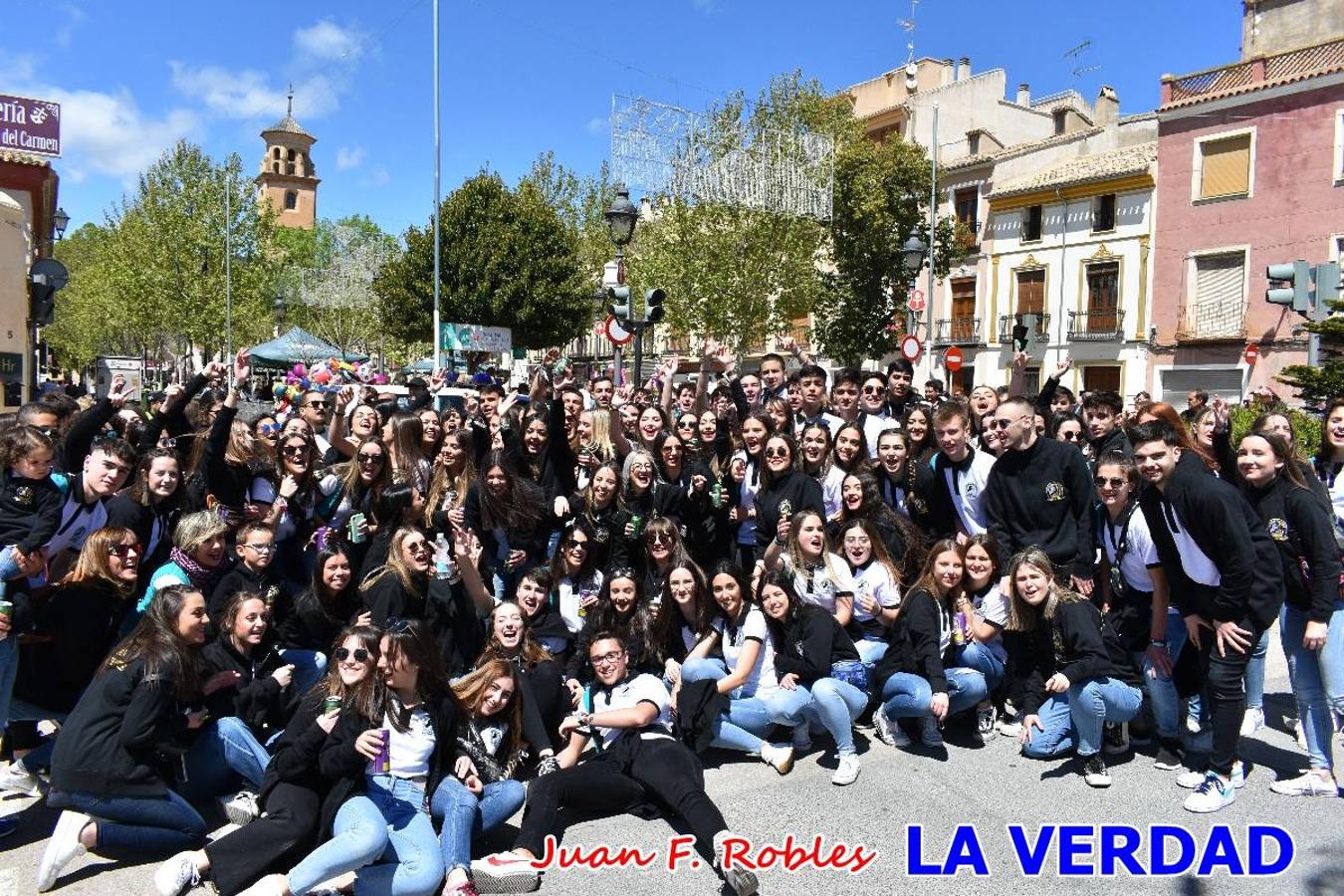 Envueltos en la fiesta. Caravaca vibra ya en la antesala de las Fiestas de la Cruz. Las peñas caballistas llenaron de música y alegría las calles de una ciudad que ya solo piensa en vivir intensamente cada uno de los días de fiesta que se avecinan. Las ganas de fiestas, tras las suspensión de los últimos dos años se nota en las calles de Caravaca, donde el ambiente que ayer se respiraba por cada rincón confirmaba que la ciudad tiene muchas ganas de que lleguen las Fiestas de la Cruz.