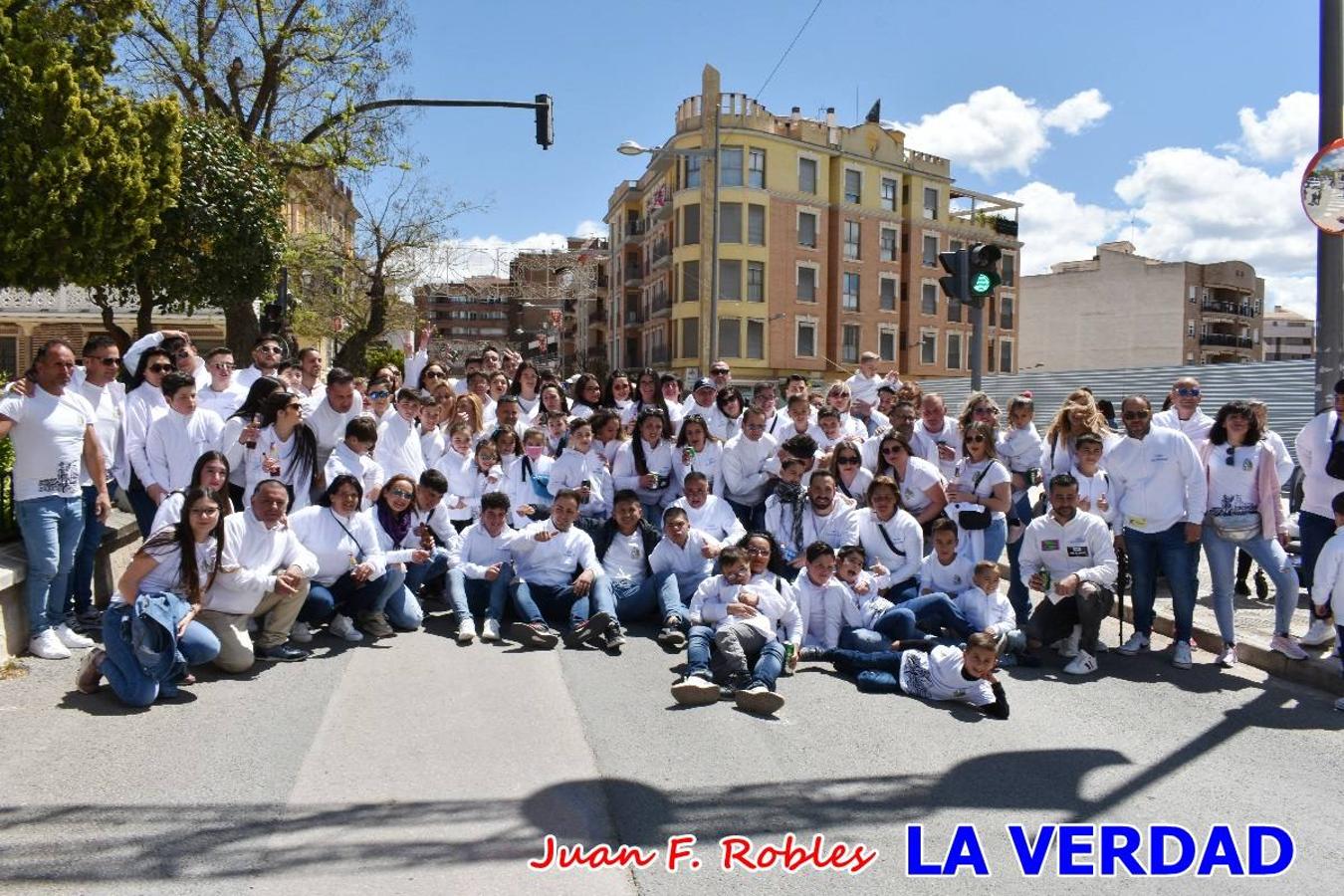 Envueltos en la fiesta. Caravaca vibra ya en la antesala de las Fiestas de la Cruz. Las peñas caballistas llenaron de música y alegría las calles de una ciudad que ya solo piensa en vivir intensamente cada uno de los días de fiesta que se avecinan. Las ganas de fiestas, tras las suspensión de los últimos dos años se nota en las calles de Caravaca, donde el ambiente que ayer se respiraba por cada rincón confirmaba que la ciudad tiene muchas ganas de que lleguen las Fiestas de la Cruz.