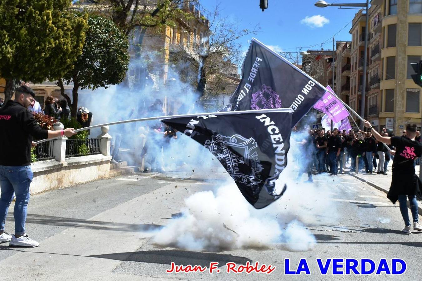 Envueltos en la fiesta. Caravaca vibra ya en la antesala de las Fiestas de la Cruz. Las peñas caballistas llenaron de música y alegría las calles de una ciudad que ya solo piensa en vivir intensamente cada uno de los días de fiesta que se avecinan. Las ganas de fiestas, tras las suspensión de los últimos dos años se nota en las calles de Caravaca, donde el ambiente que ayer se respiraba por cada rincón confirmaba que la ciudad tiene muchas ganas de que lleguen las Fiestas de la Cruz.