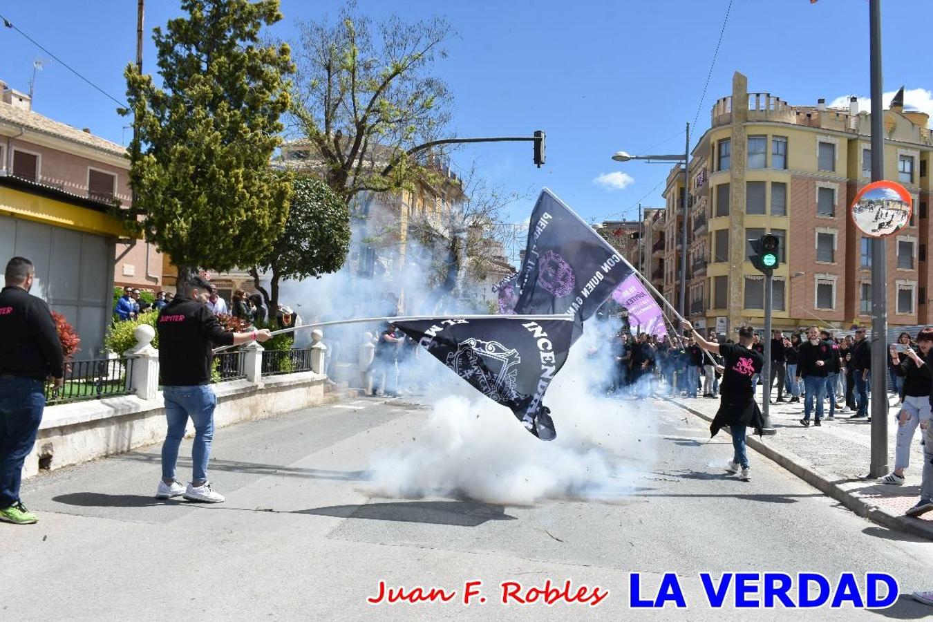 Envueltos en la fiesta. Caravaca vibra ya en la antesala de las Fiestas de la Cruz. Las peñas caballistas llenaron de música y alegría las calles de una ciudad que ya solo piensa en vivir intensamente cada uno de los días de fiesta que se avecinan. Las ganas de fiestas, tras las suspensión de los últimos dos años se nota en las calles de Caravaca, donde el ambiente que ayer se respiraba por cada rincón confirmaba que la ciudad tiene muchas ganas de que lleguen las Fiestas de la Cruz.