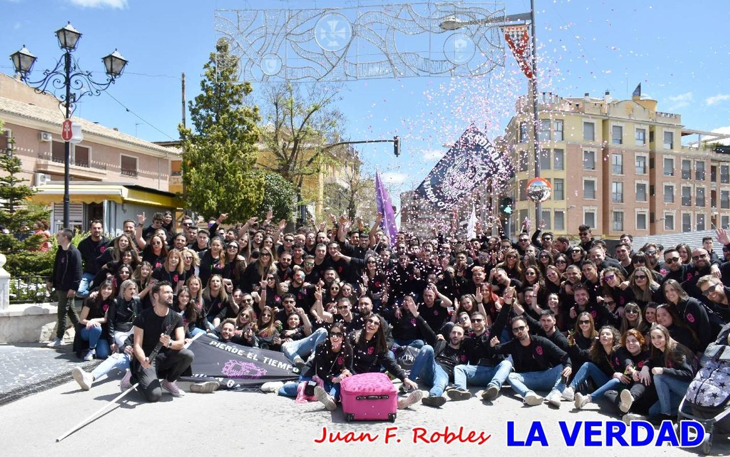Envueltos en la fiesta. Caravaca vibra ya en la antesala de las Fiestas de la Cruz. Las peñas caballistas llenaron de música y alegría las calles de una ciudad que ya solo piensa en vivir intensamente cada uno de los días de fiesta que se avecinan. Las ganas de fiestas, tras las suspensión de los últimos dos años se nota en las calles de Caravaca, donde el ambiente que ayer se respiraba por cada rincón confirmaba que la ciudad tiene muchas ganas de que lleguen las Fiestas de la Cruz.