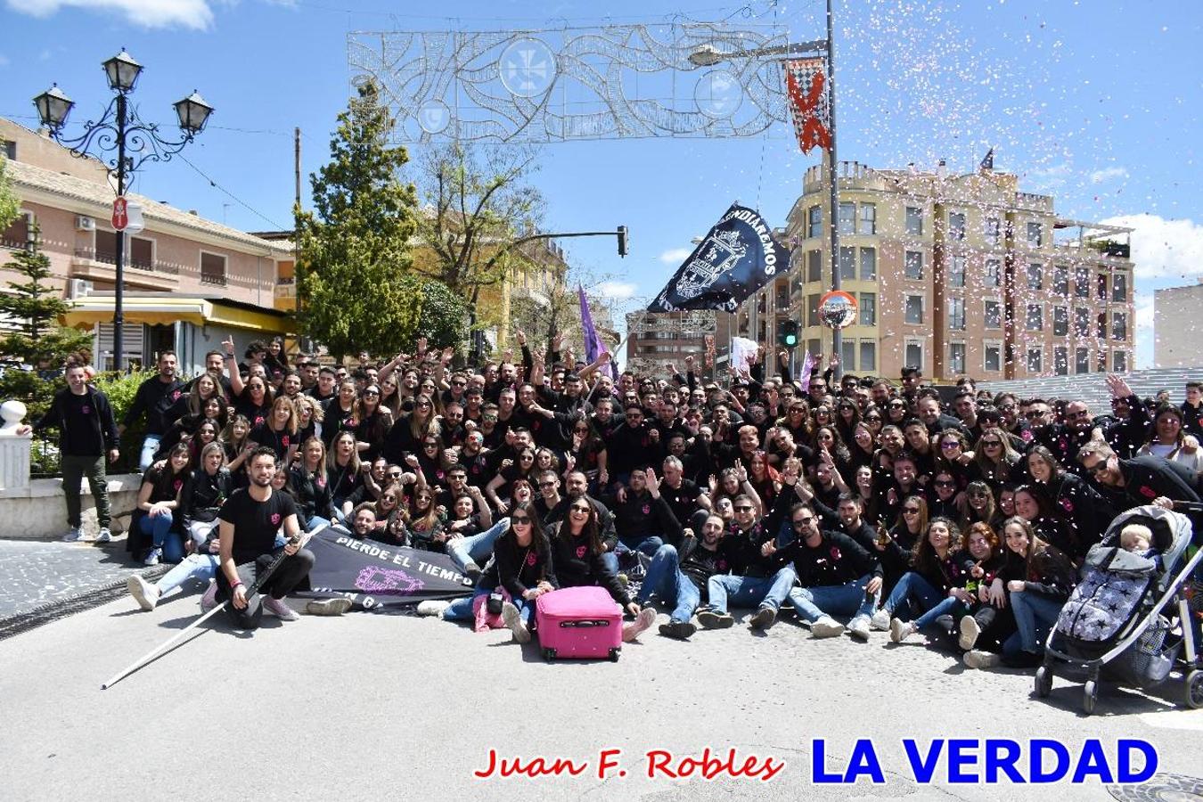 Envueltos en la fiesta. Caravaca vibra ya en la antesala de las Fiestas de la Cruz. Las peñas caballistas llenaron de música y alegría las calles de una ciudad que ya solo piensa en vivir intensamente cada uno de los días de fiesta que se avecinan. Las ganas de fiestas, tras las suspensión de los últimos dos años se nota en las calles de Caravaca, donde el ambiente que ayer se respiraba por cada rincón confirmaba que la ciudad tiene muchas ganas de que lleguen las Fiestas de la Cruz.