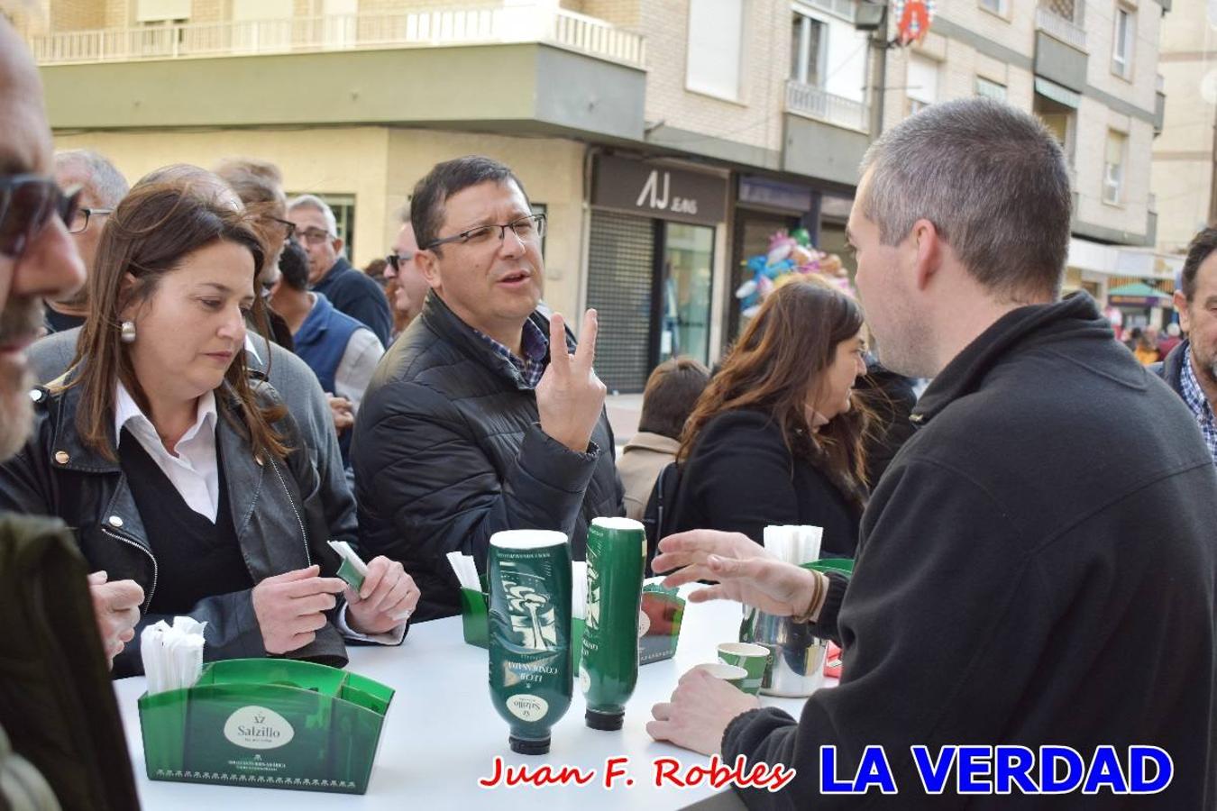 Envueltos en la fiesta. Caravaca vibra ya en la antesala de las Fiestas de la Cruz. Las peñas caballistas llenaron de música y alegría las calles de una ciudad que ya solo piensa en vivir intensamente cada uno de los días de fiesta que se avecinan. Las ganas de fiestas, tras las suspensión de los últimos dos años se nota en las calles de Caravaca, donde el ambiente que ayer se respiraba por cada rincón confirmaba que la ciudad tiene muchas ganas de que lleguen las Fiestas de la Cruz.