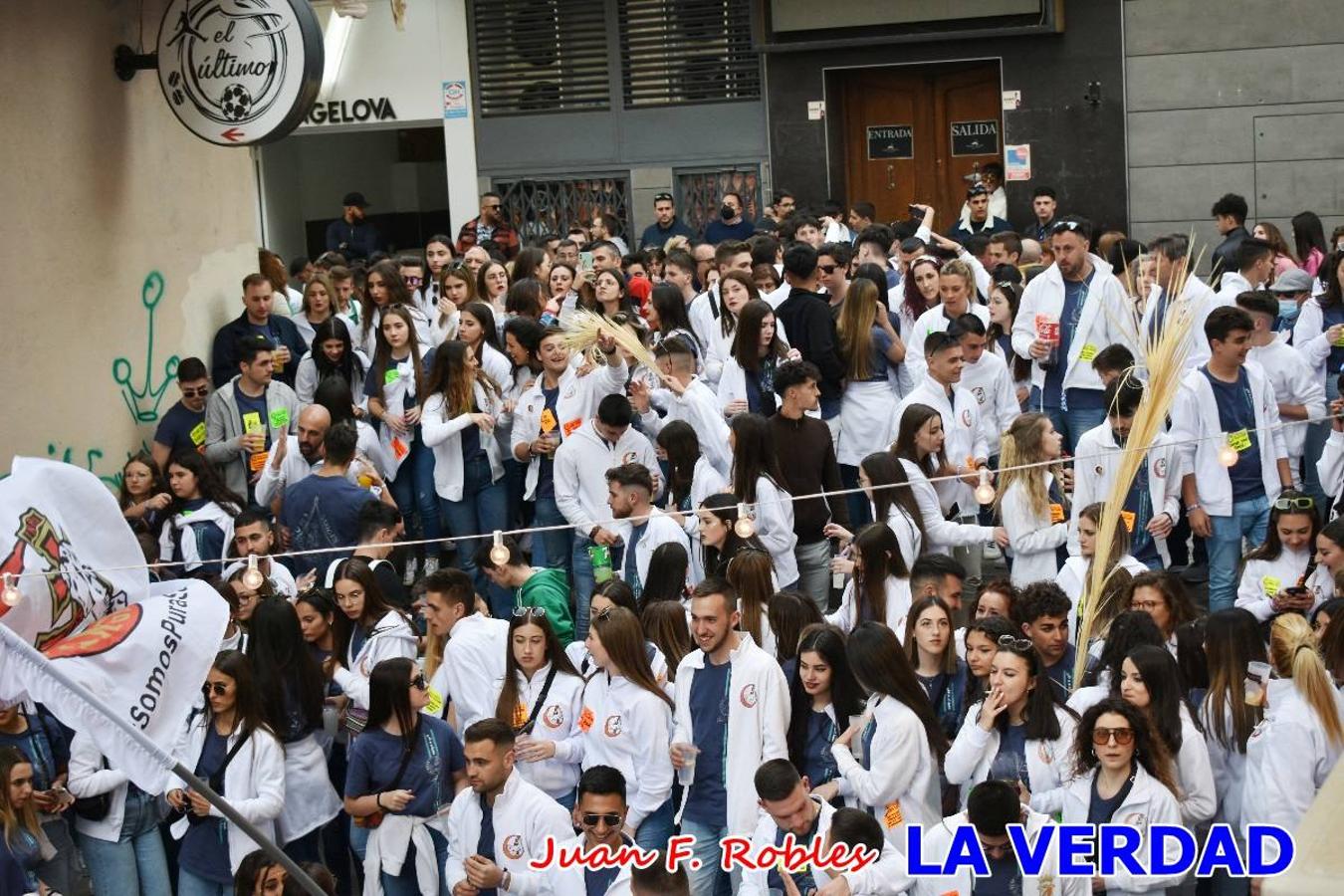 Envueltos en la fiesta. Caravaca vibra ya en la antesala de las Fiestas de la Cruz. Las peñas caballistas llenaron de música y alegría las calles de una ciudad que ya solo piensa en vivir intensamente cada uno de los días de fiesta que se avecinan. Las ganas de fiestas, tras las suspensión de los últimos dos años se nota en las calles de Caravaca, donde el ambiente que ayer se respiraba por cada rincón confirmaba que la ciudad tiene muchas ganas de que lleguen las Fiestas de la Cruz.