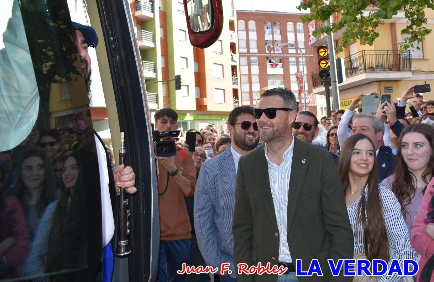 Fieles a la cita. El Tío de la Pita y su tamboril llegaron poco después de las cinco y media de la tarde a la plaza Paco Pim; lo hicieron en autobús, como siempre. Con ellos llegó el buen tiempo, el sol lucía con fuerza y tras entonar el primer «Serafina» se inició el pasacalles hacia la plaza del Arco. Miles de personas recibieron al popular dúo en una plaza que coreó al unísono el estribillo de las canciones que anuncian que las Fiestas de la Vera Cruz ya están a la vuelta de la esquina. 