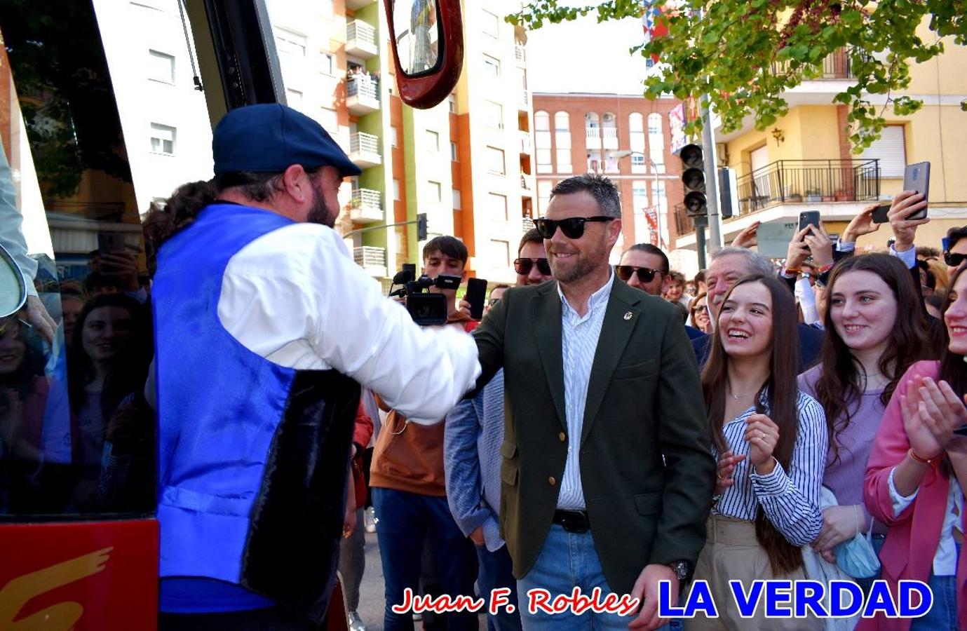 Fieles a la cita. El Tío de la Pita y su tamboril llegaron poco después de las cinco y media de la tarde a la plaza Paco Pim; lo hicieron en autobús, como siempre. Con ellos llegó el buen tiempo, el sol lucía con fuerza y tras entonar el primer «Serafina» se inició el pasacalles hacia la plaza del Arco. Miles de personas recibieron al popular dúo en una plaza que coreó al unísono el estribillo de las canciones que anuncian que las Fiestas de la Vera Cruz ya están a la vuelta de la esquina. 