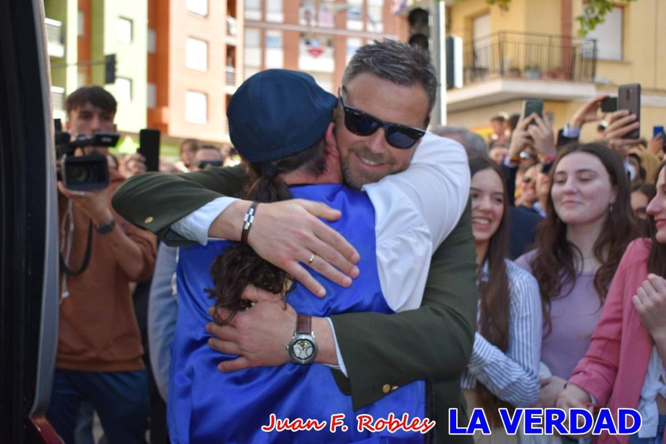 Fieles a la cita. El Tío de la Pita y su tamboril llegaron poco después de las cinco y media de la tarde a la plaza Paco Pim; lo hicieron en autobús, como siempre. Con ellos llegó el buen tiempo, el sol lucía con fuerza y tras entonar el primer «Serafina» se inició el pasacalles hacia la plaza del Arco. Miles de personas recibieron al popular dúo en una plaza que coreó al unísono el estribillo de las canciones que anuncian que las Fiestas de la Vera Cruz ya están a la vuelta de la esquina. 