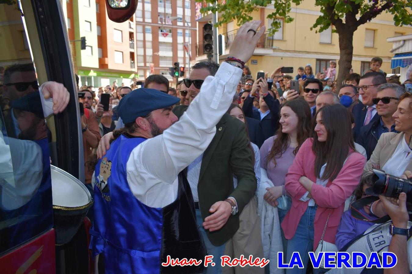 Fieles a la cita. El Tío de la Pita y su tamboril llegaron poco después de las cinco y media de la tarde a la plaza Paco Pim; lo hicieron en autobús, como siempre. Con ellos llegó el buen tiempo, el sol lucía con fuerza y tras entonar el primer «Serafina» se inició el pasacalles hacia la plaza del Arco. Miles de personas recibieron al popular dúo en una plaza que coreó al unísono el estribillo de las canciones que anuncian que las Fiestas de la Vera Cruz ya están a la vuelta de la esquina. 