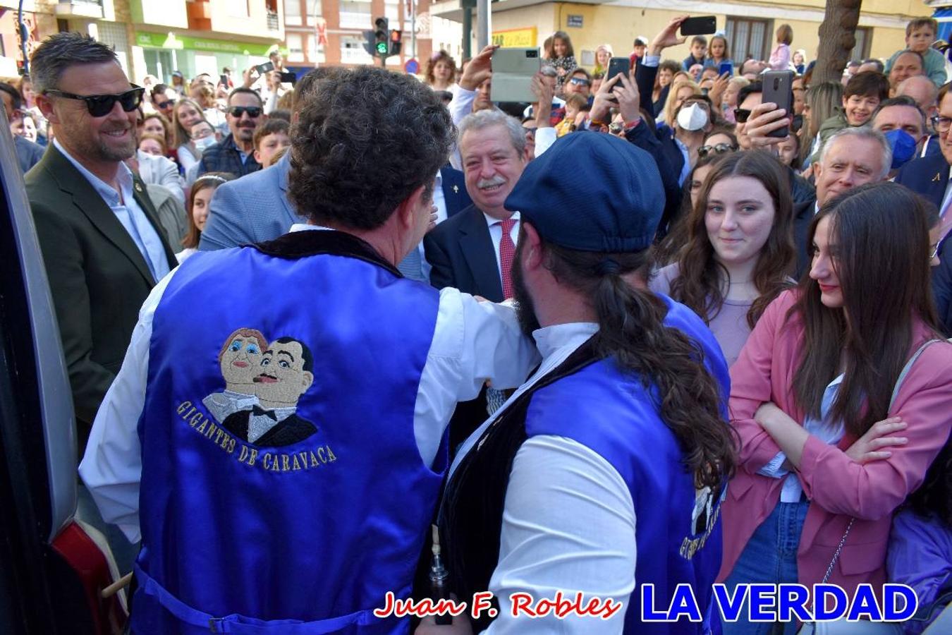 Fieles a la cita. El Tío de la Pita y su tamboril llegaron poco después de las cinco y media de la tarde a la plaza Paco Pim; lo hicieron en autobús, como siempre. Con ellos llegó el buen tiempo, el sol lucía con fuerza y tras entonar el primer «Serafina» se inició el pasacalles hacia la plaza del Arco. Miles de personas recibieron al popular dúo en una plaza que coreó al unísono el estribillo de las canciones que anuncian que las Fiestas de la Vera Cruz ya están a la vuelta de la esquina. 