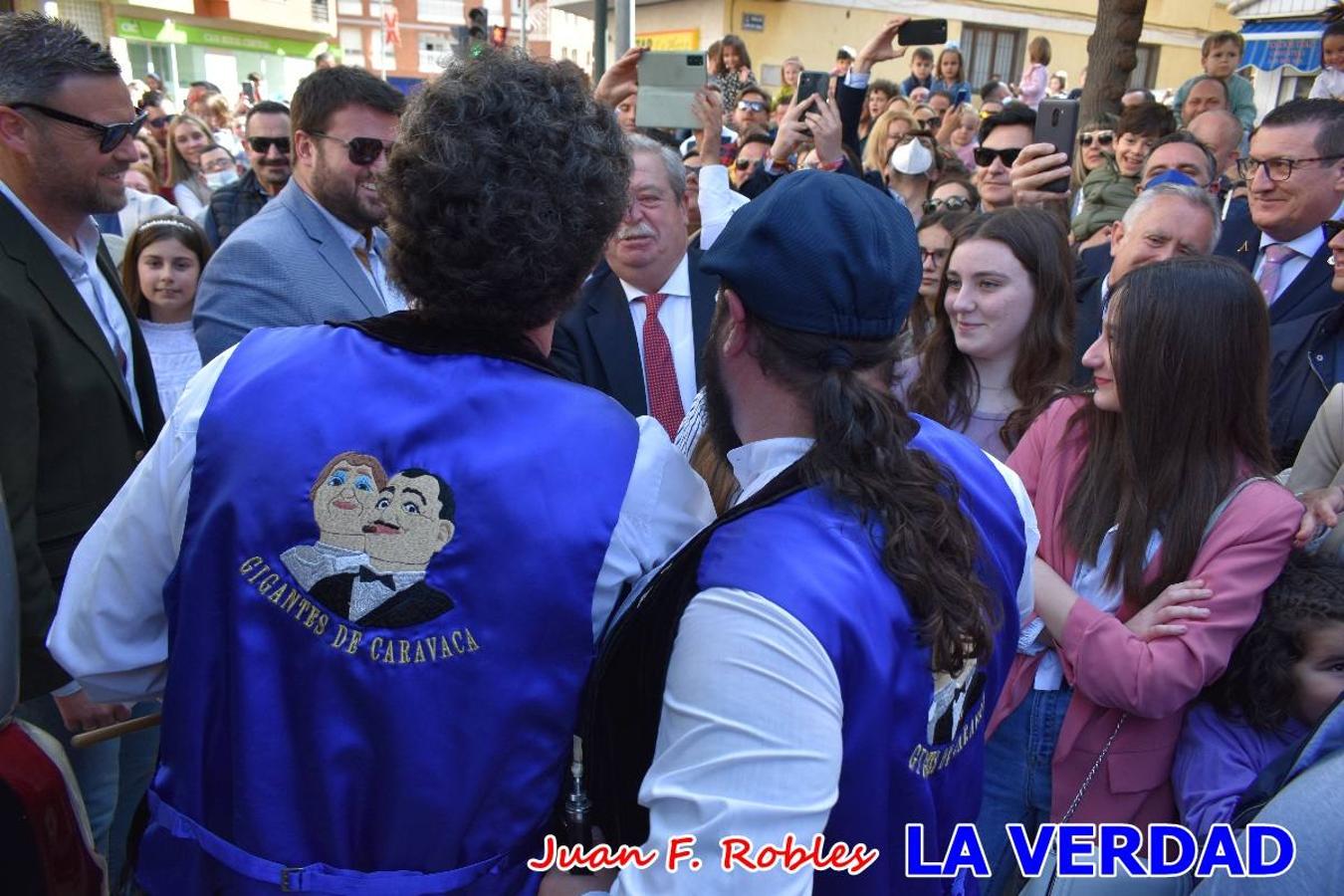 Fieles a la cita. El Tío de la Pita y su tamboril llegaron poco después de las cinco y media de la tarde a la plaza Paco Pim; lo hicieron en autobús, como siempre. Con ellos llegó el buen tiempo, el sol lucía con fuerza y tras entonar el primer «Serafina» se inició el pasacalles hacia la plaza del Arco. Miles de personas recibieron al popular dúo en una plaza que coreó al unísono el estribillo de las canciones que anuncian que las Fiestas de la Vera Cruz ya están a la vuelta de la esquina. 