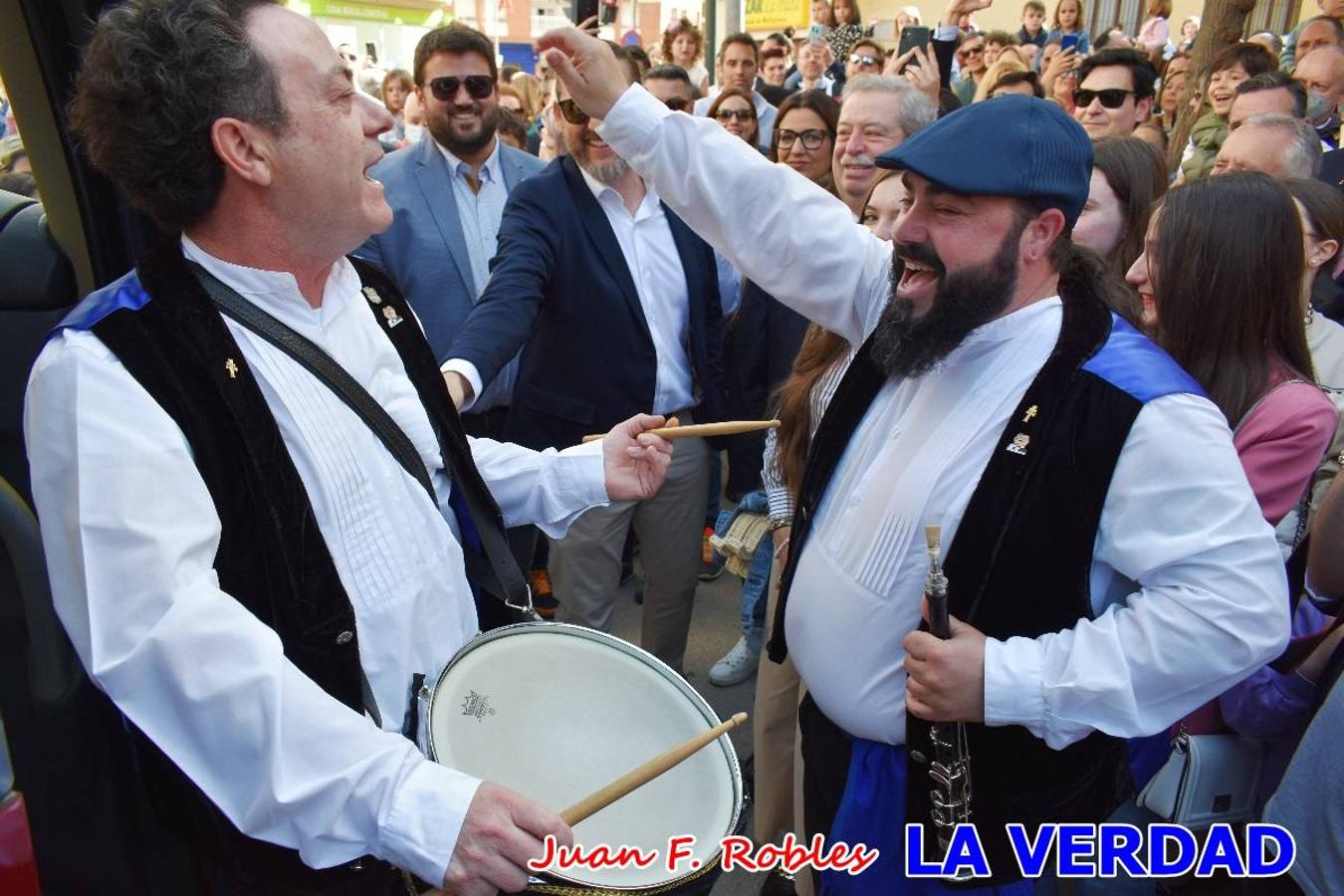 Fieles a la cita. El Tío de la Pita y su tamboril llegaron poco después de las cinco y media de la tarde a la plaza Paco Pim; lo hicieron en autobús, como siempre. Con ellos llegó el buen tiempo, el sol lucía con fuerza y tras entonar el primer «Serafina» se inició el pasacalles hacia la plaza del Arco. Miles de personas recibieron al popular dúo en una plaza que coreó al unísono el estribillo de las canciones que anuncian que las Fiestas de la Vera Cruz ya están a la vuelta de la esquina. 