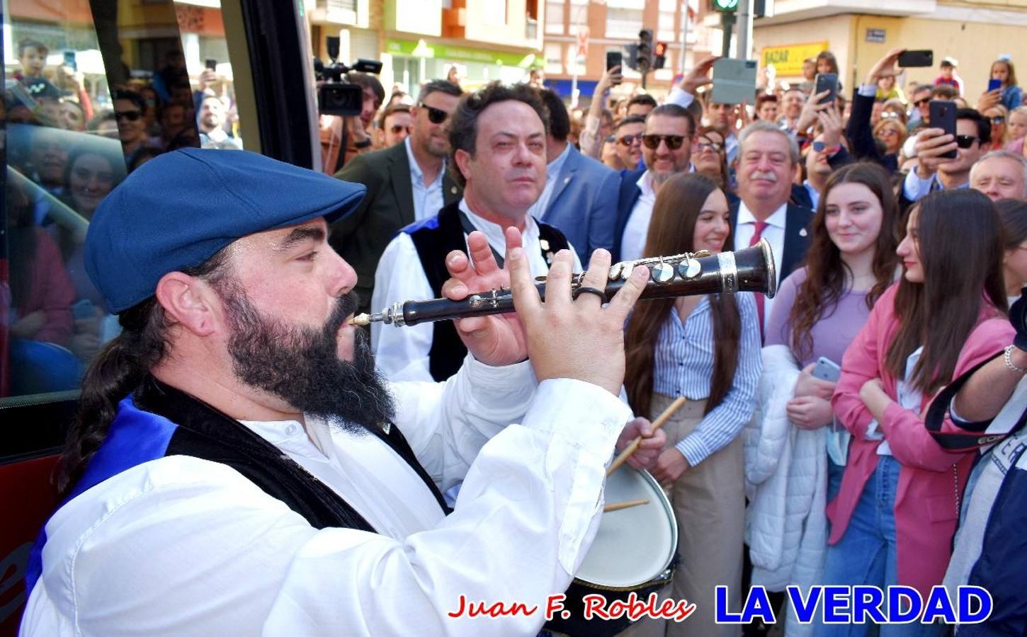 Fieles a la cita. El Tío de la Pita y su tamboril llegaron poco después de las cinco y media de la tarde a la plaza Paco Pim; lo hicieron en autobús, como siempre. Con ellos llegó el buen tiempo, el sol lucía con fuerza y tras entonar el primer «Serafina» se inició el pasacalles hacia la plaza del Arco. Miles de personas recibieron al popular dúo en una plaza que coreó al unísono el estribillo de las canciones que anuncian que las Fiestas de la Vera Cruz ya están a la vuelta de la esquina. 