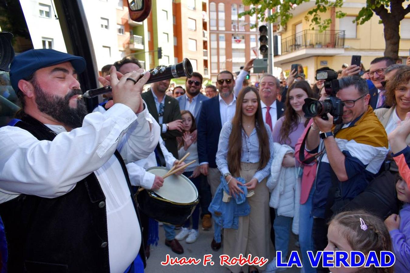 Fieles a la cita. El Tío de la Pita y su tamboril llegaron poco después de las cinco y media de la tarde a la plaza Paco Pim; lo hicieron en autobús, como siempre. Con ellos llegó el buen tiempo, el sol lucía con fuerza y tras entonar el primer «Serafina» se inició el pasacalles hacia la plaza del Arco. Miles de personas recibieron al popular dúo en una plaza que coreó al unísono el estribillo de las canciones que anuncian que las Fiestas de la Vera Cruz ya están a la vuelta de la esquina. 