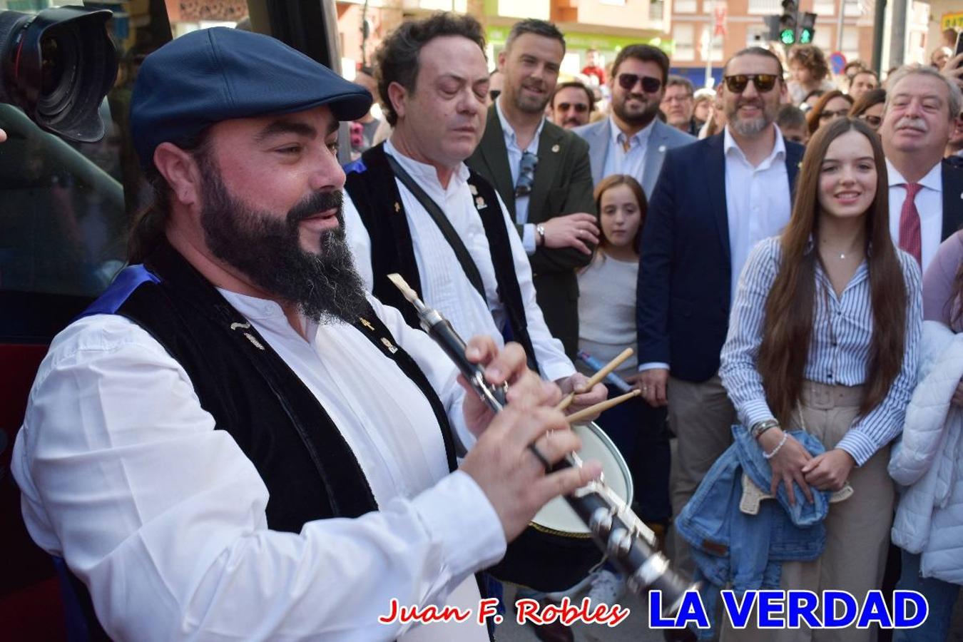 Fieles a la cita. El Tío de la Pita y su tamboril llegaron poco después de las cinco y media de la tarde a la plaza Paco Pim; lo hicieron en autobús, como siempre. Con ellos llegó el buen tiempo, el sol lucía con fuerza y tras entonar el primer «Serafina» se inició el pasacalles hacia la plaza del Arco. Miles de personas recibieron al popular dúo en una plaza que coreó al unísono el estribillo de las canciones que anuncian que las Fiestas de la Vera Cruz ya están a la vuelta de la esquina. 