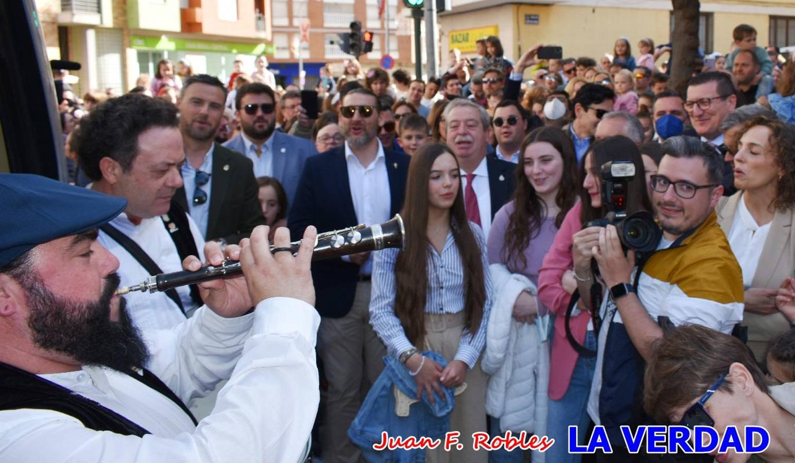 Fieles a la cita. El Tío de la Pita y su tamboril llegaron poco después de las cinco y media de la tarde a la plaza Paco Pim; lo hicieron en autobús, como siempre. Con ellos llegó el buen tiempo, el sol lucía con fuerza y tras entonar el primer «Serafina» se inició el pasacalles hacia la plaza del Arco. Miles de personas recibieron al popular dúo en una plaza que coreó al unísono el estribillo de las canciones que anuncian que las Fiestas de la Vera Cruz ya están a la vuelta de la esquina. 