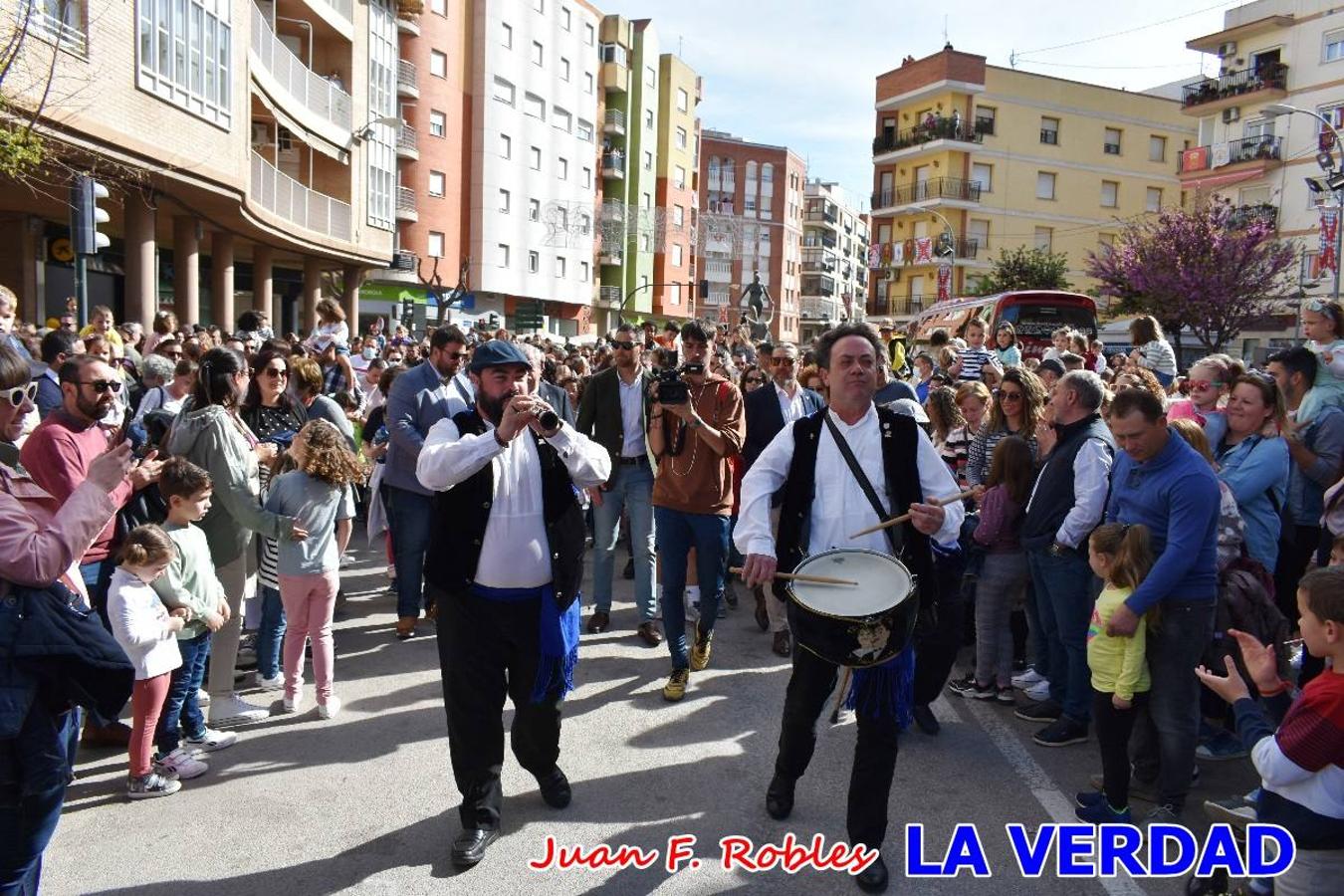 Fieles a la cita. El Tío de la Pita y su tamboril llegaron poco después de las cinco y media de la tarde a la plaza Paco Pim; lo hicieron en autobús, como siempre. Con ellos llegó el buen tiempo, el sol lucía con fuerza y tras entonar el primer «Serafina» se inició el pasacalles hacia la plaza del Arco. Miles de personas recibieron al popular dúo en una plaza que coreó al unísono el estribillo de las canciones que anuncian que las Fiestas de la Vera Cruz ya están a la vuelta de la esquina. 