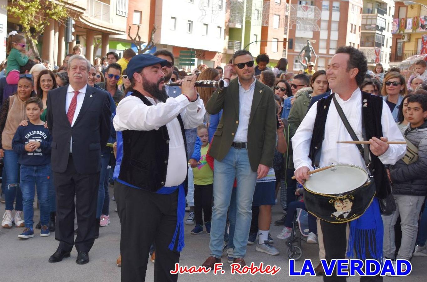 Fieles a la cita. El Tío de la Pita y su tamboril llegaron poco después de las cinco y media de la tarde a la plaza Paco Pim; lo hicieron en autobús, como siempre. Con ellos llegó el buen tiempo, el sol lucía con fuerza y tras entonar el primer «Serafina» se inició el pasacalles hacia la plaza del Arco. Miles de personas recibieron al popular dúo en una plaza que coreó al unísono el estribillo de las canciones que anuncian que las Fiestas de la Vera Cruz ya están a la vuelta de la esquina. 