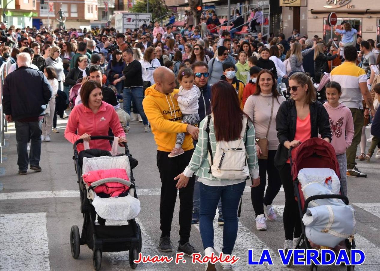 Fieles a la cita. El Tío de la Pita y su tamboril llegaron poco después de las cinco y media de la tarde a la plaza Paco Pim; lo hicieron en autobús, como siempre. Con ellos llegó el buen tiempo, el sol lucía con fuerza y tras entonar el primer «Serafina» se inició el pasacalles hacia la plaza del Arco. Miles de personas recibieron al popular dúo en una plaza que coreó al unísono el estribillo de las canciones que anuncian que las Fiestas de la Vera Cruz ya están a la vuelta de la esquina. 