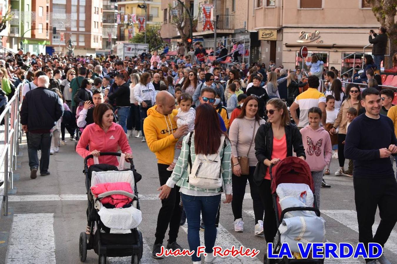 Fieles a la cita. El Tío de la Pita y su tamboril llegaron poco después de las cinco y media de la tarde a la plaza Paco Pim; lo hicieron en autobús, como siempre. Con ellos llegó el buen tiempo, el sol lucía con fuerza y tras entonar el primer «Serafina» se inició el pasacalles hacia la plaza del Arco. Miles de personas recibieron al popular dúo en una plaza que coreó al unísono el estribillo de las canciones que anuncian que las Fiestas de la Vera Cruz ya están a la vuelta de la esquina. 