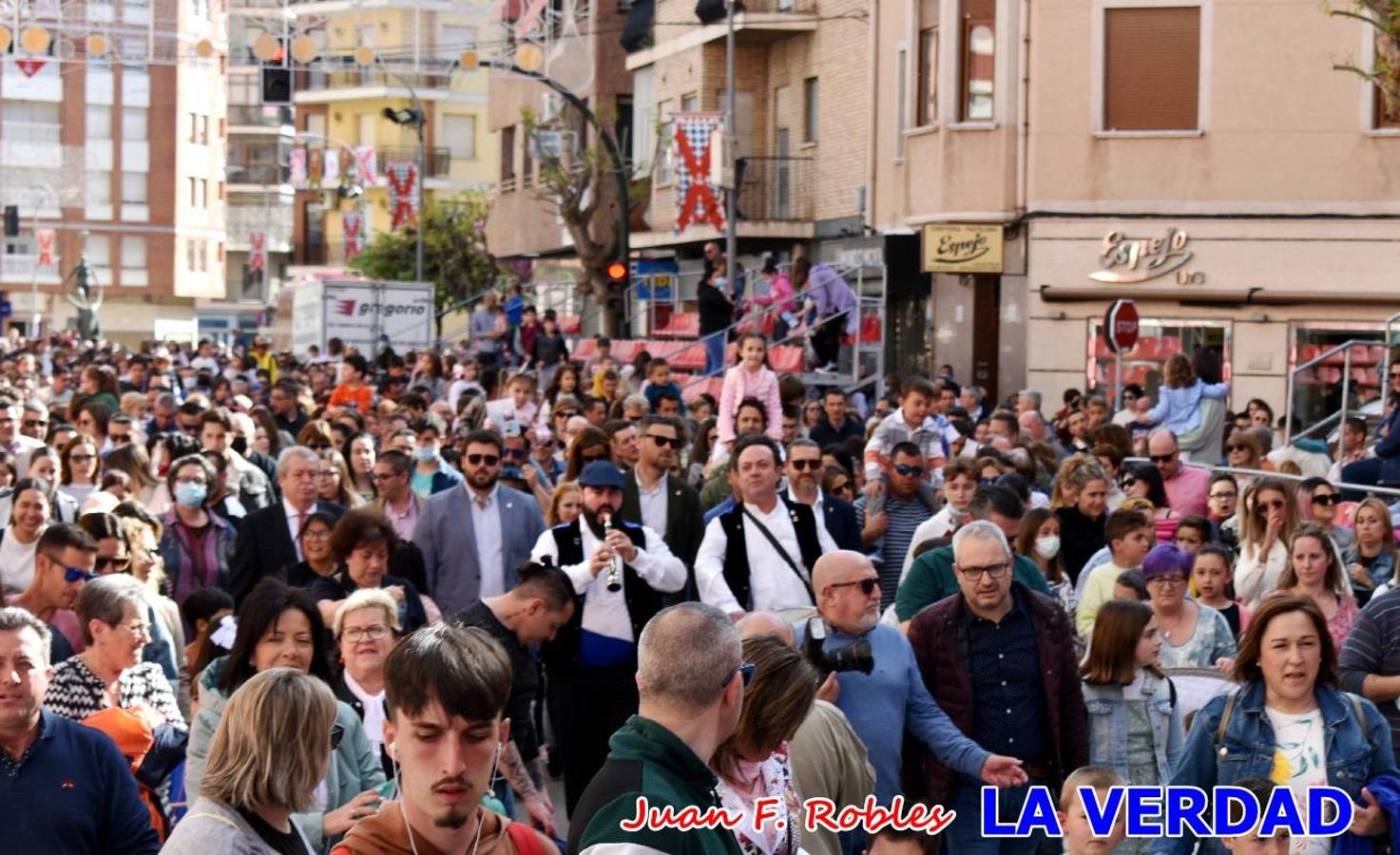 Fieles a la cita. El Tío de la Pita y su tamboril llegaron poco después de las cinco y media de la tarde a la plaza Paco Pim; lo hicieron en autobús, como siempre. Con ellos llegó el buen tiempo, el sol lucía con fuerza y tras entonar el primer «Serafina» se inició el pasacalles hacia la plaza del Arco. Miles de personas recibieron al popular dúo en una plaza que coreó al unísono el estribillo de las canciones que anuncian que las Fiestas de la Vera Cruz ya están a la vuelta de la esquina. 