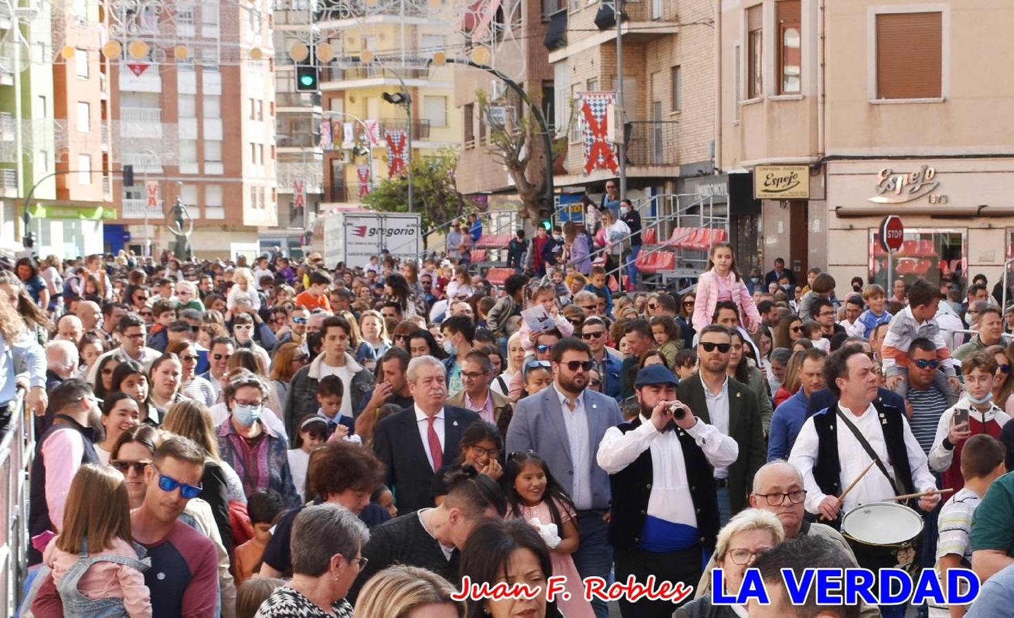 Fieles a la cita. El Tío de la Pita y su tamboril llegaron poco después de las cinco y media de la tarde a la plaza Paco Pim; lo hicieron en autobús, como siempre. Con ellos llegó el buen tiempo, el sol lucía con fuerza y tras entonar el primer «Serafina» se inició el pasacalles hacia la plaza del Arco. Miles de personas recibieron al popular dúo en una plaza que coreó al unísono el estribillo de las canciones que anuncian que las Fiestas de la Vera Cruz ya están a la vuelta de la esquina. 