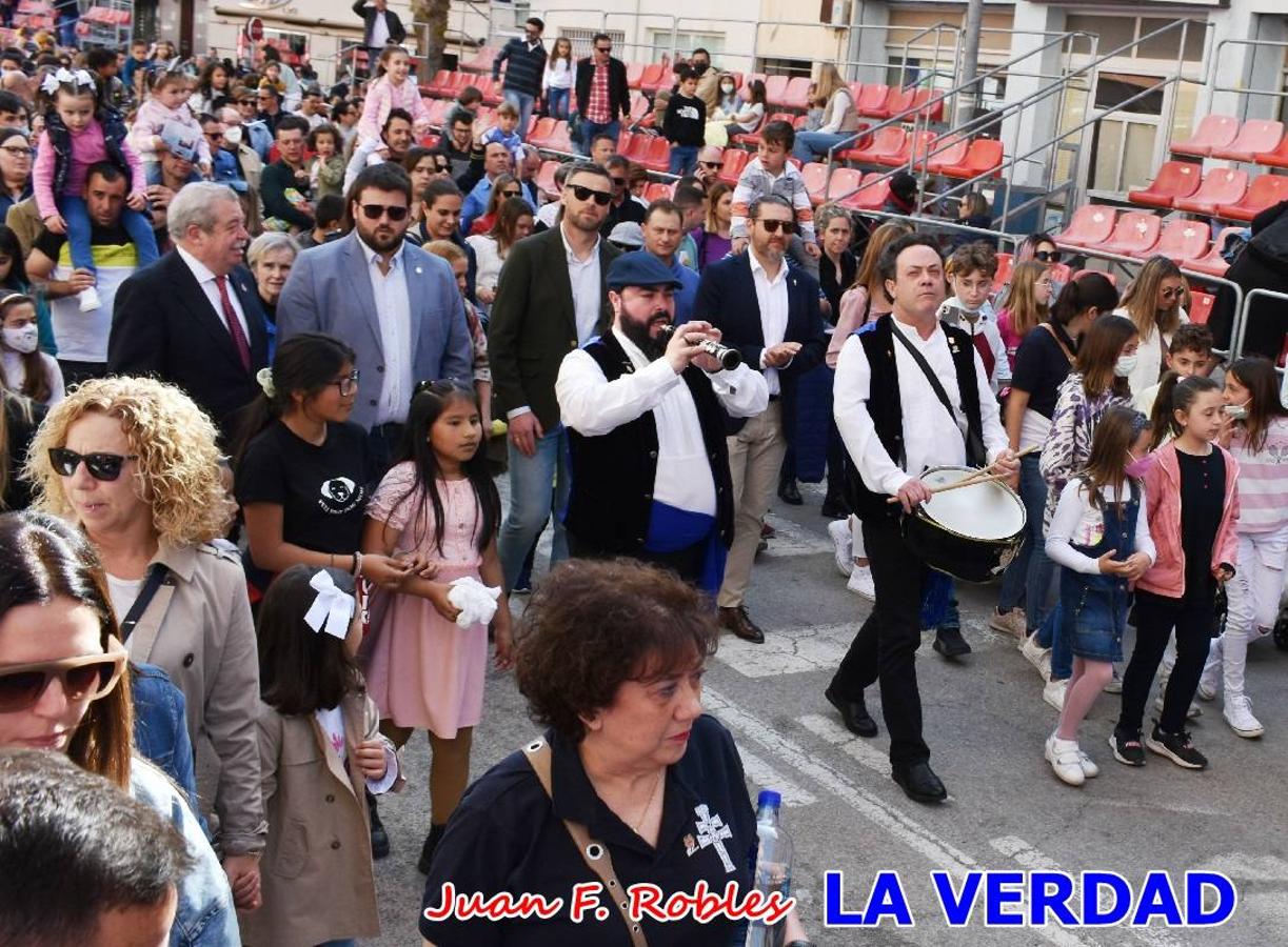 Fieles a la cita. El Tío de la Pita y su tamboril llegaron poco después de las cinco y media de la tarde a la plaza Paco Pim; lo hicieron en autobús, como siempre. Con ellos llegó el buen tiempo, el sol lucía con fuerza y tras entonar el primer «Serafina» se inició el pasacalles hacia la plaza del Arco. Miles de personas recibieron al popular dúo en una plaza que coreó al unísono el estribillo de las canciones que anuncian que las Fiestas de la Vera Cruz ya están a la vuelta de la esquina. 