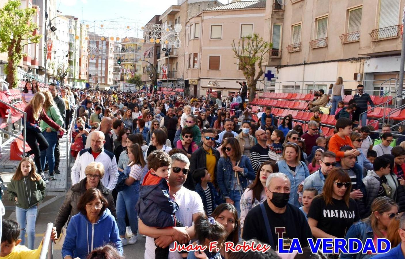 Fieles a la cita. El Tío de la Pita y su tamboril llegaron poco después de las cinco y media de la tarde a la plaza Paco Pim; lo hicieron en autobús, como siempre. Con ellos llegó el buen tiempo, el sol lucía con fuerza y tras entonar el primer «Serafina» se inició el pasacalles hacia la plaza del Arco. Miles de personas recibieron al popular dúo en una plaza que coreó al unísono el estribillo de las canciones que anuncian que las Fiestas de la Vera Cruz ya están a la vuelta de la esquina. 