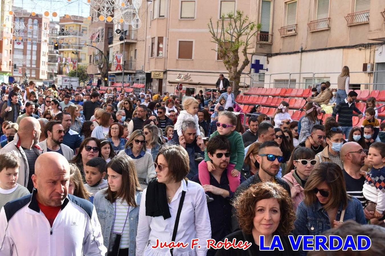 Fieles a la cita. El Tío de la Pita y su tamboril llegaron poco después de las cinco y media de la tarde a la plaza Paco Pim; lo hicieron en autobús, como siempre. Con ellos llegó el buen tiempo, el sol lucía con fuerza y tras entonar el primer «Serafina» se inició el pasacalles hacia la plaza del Arco. Miles de personas recibieron al popular dúo en una plaza que coreó al unísono el estribillo de las canciones que anuncian que las Fiestas de la Vera Cruz ya están a la vuelta de la esquina. 