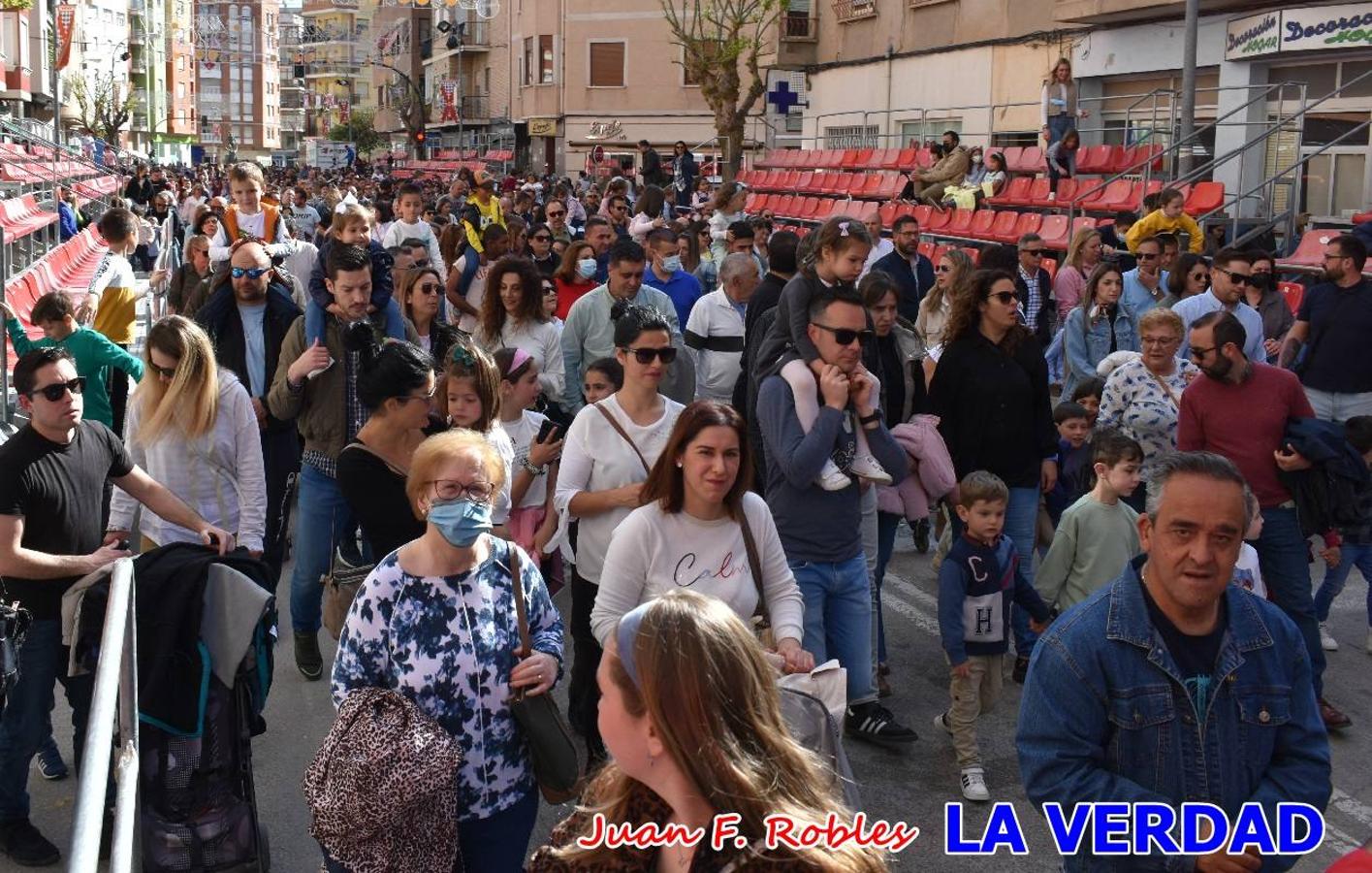 Fieles a la cita. El Tío de la Pita y su tamboril llegaron poco después de las cinco y media de la tarde a la plaza Paco Pim; lo hicieron en autobús, como siempre. Con ellos llegó el buen tiempo, el sol lucía con fuerza y tras entonar el primer «Serafina» se inició el pasacalles hacia la plaza del Arco. Miles de personas recibieron al popular dúo en una plaza que coreó al unísono el estribillo de las canciones que anuncian que las Fiestas de la Vera Cruz ya están a la vuelta de la esquina. 