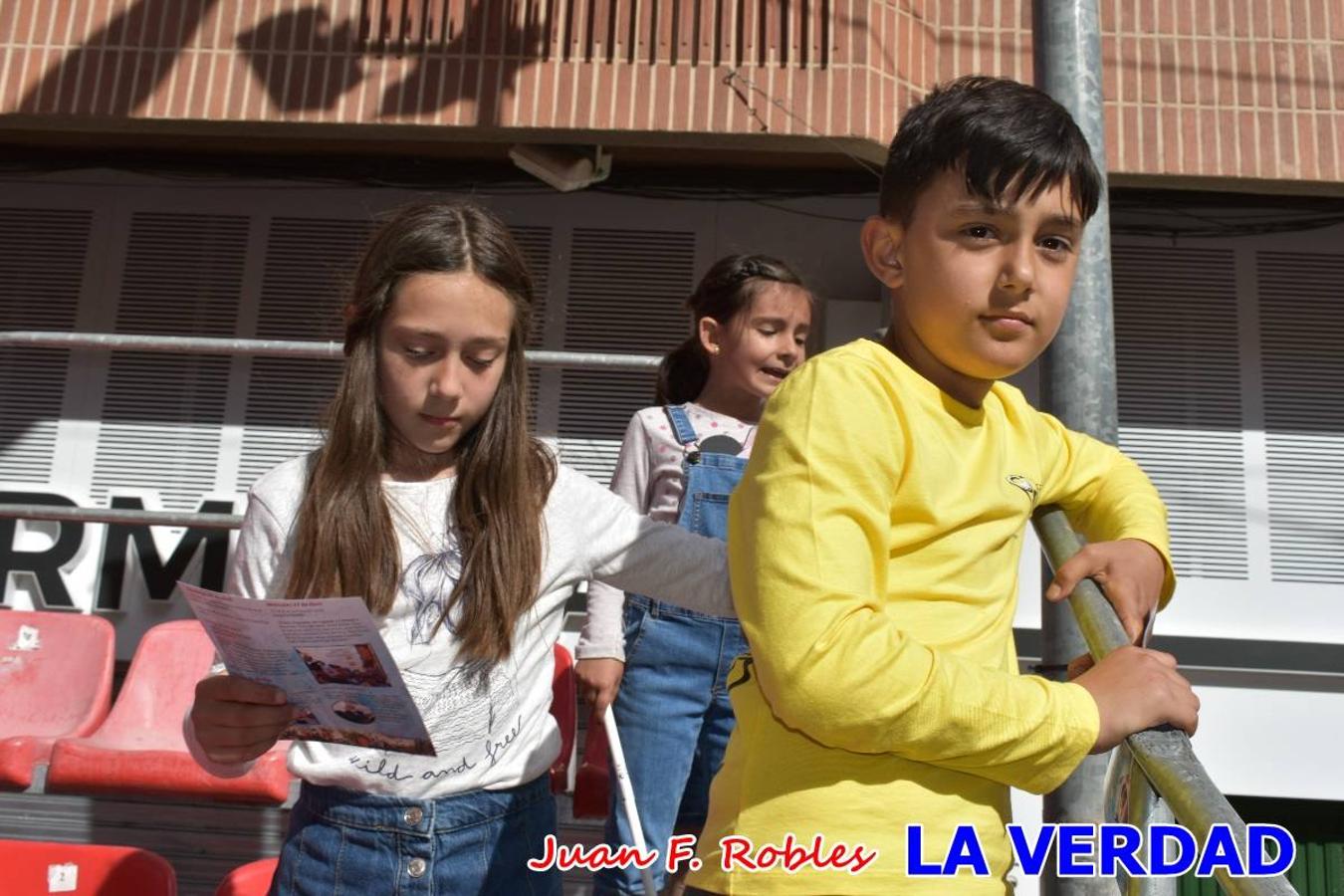 Fieles a la cita. El Tío de la Pita y su tamboril llegaron poco después de las cinco y media de la tarde a la plaza Paco Pim; lo hicieron en autobús, como siempre. Con ellos llegó el buen tiempo, el sol lucía con fuerza y tras entonar el primer «Serafina» se inició el pasacalles hacia la plaza del Arco. Miles de personas recibieron al popular dúo en una plaza que coreó al unísono el estribillo de las canciones que anuncian que las Fiestas de la Vera Cruz ya están a la vuelta de la esquina. 