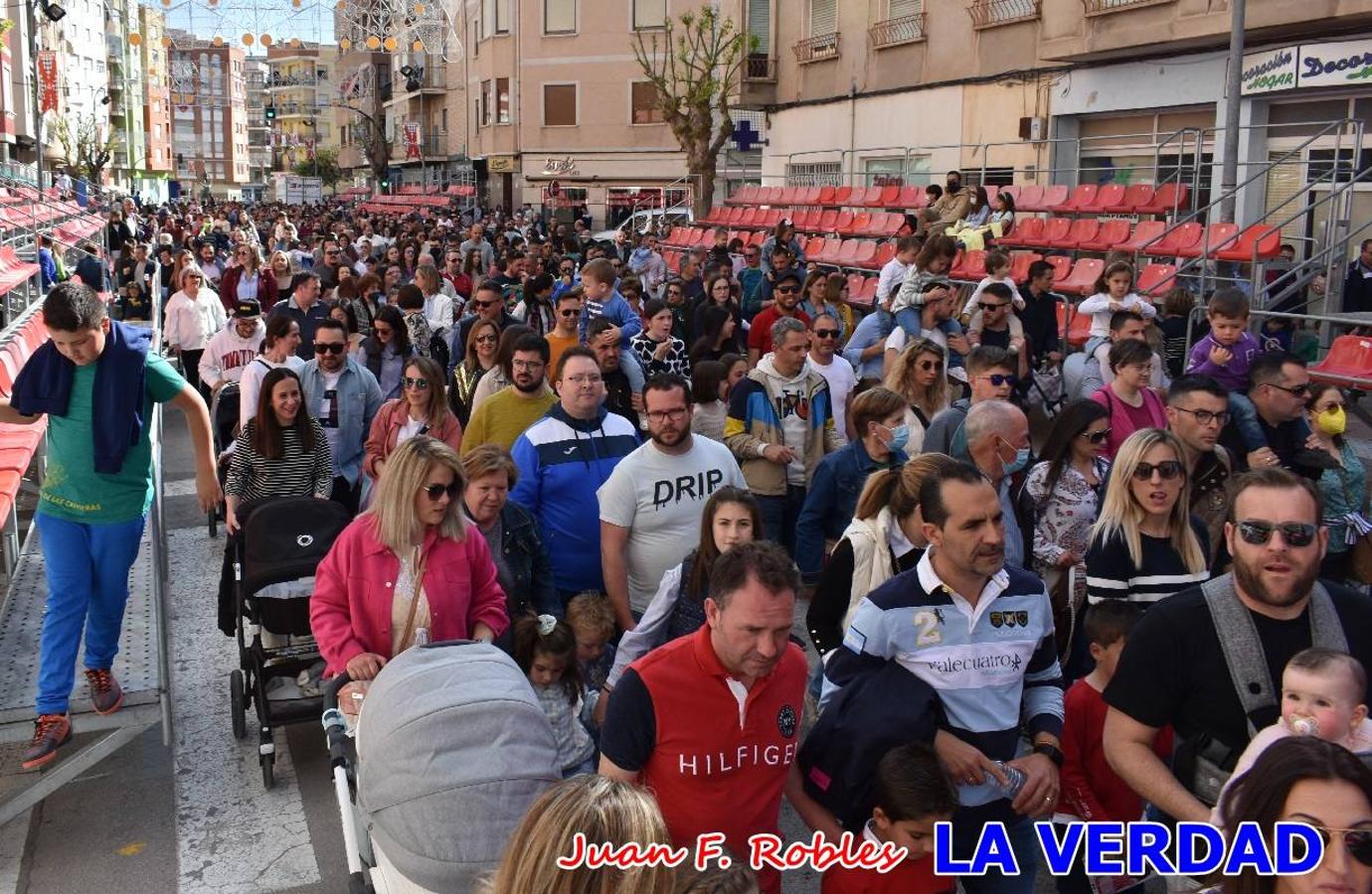 Fieles a la cita. El Tío de la Pita y su tamboril llegaron poco después de las cinco y media de la tarde a la plaza Paco Pim; lo hicieron en autobús, como siempre. Con ellos llegó el buen tiempo, el sol lucía con fuerza y tras entonar el primer «Serafina» se inició el pasacalles hacia la plaza del Arco. Miles de personas recibieron al popular dúo en una plaza que coreó al unísono el estribillo de las canciones que anuncian que las Fiestas de la Vera Cruz ya están a la vuelta de la esquina. 