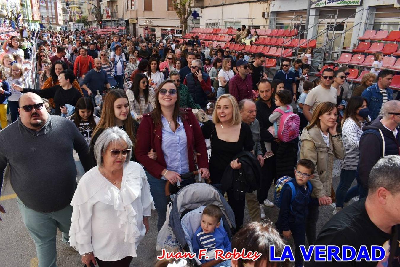 Fieles a la cita. El Tío de la Pita y su tamboril llegaron poco después de las cinco y media de la tarde a la plaza Paco Pim; lo hicieron en autobús, como siempre. Con ellos llegó el buen tiempo, el sol lucía con fuerza y tras entonar el primer «Serafina» se inició el pasacalles hacia la plaza del Arco. Miles de personas recibieron al popular dúo en una plaza que coreó al unísono el estribillo de las canciones que anuncian que las Fiestas de la Vera Cruz ya están a la vuelta de la esquina. 