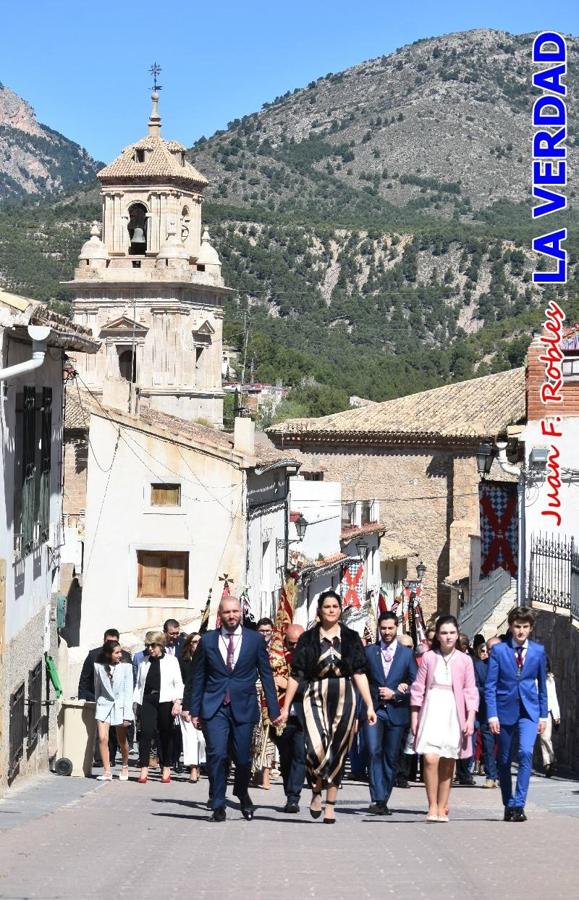 Los nuevos Reyes Cristianos, Roberto Mateo y Patricia Fernández, han sido coronados esta mañana en una celebración que ha tenido lugar en la basílica de la Vera Cruz durante la tradicional Misa de Bendición de Banderas del Bando Cristiano. Quienes encarnarán en las próximas fiestas las egregias figuras de Fernando III El Santo y Doña Beatriz de Suavia recibieron sus coronas en un acto en el que también participaron sus antecesores: Rubén Alonso Bermúdez y Carolain Morales; bajo la atenta mirada de los Infantes de Castilla, los hermanos Sergio y Marta Marín, que también estrenan cargo este año.