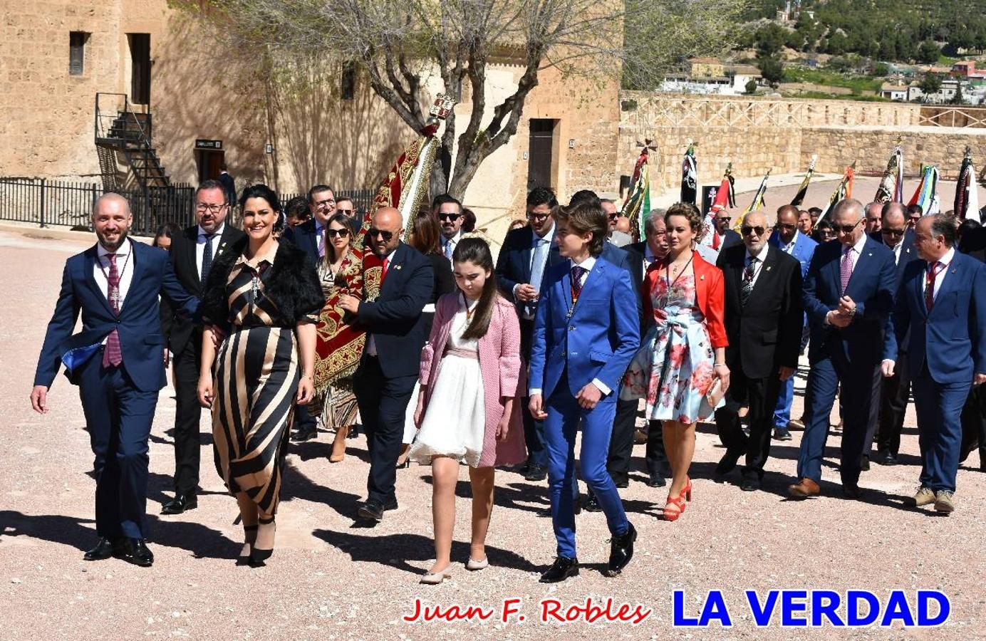 Los nuevos Reyes Cristianos, Roberto Mateo y Patricia Fernández, han sido coronados esta mañana en una celebración que ha tenido lugar en la basílica de la Vera Cruz durante la tradicional Misa de Bendición de Banderas del Bando Cristiano. Quienes encarnarán en las próximas fiestas las egregias figuras de Fernando III El Santo y Doña Beatriz de Suavia recibieron sus coronas en un acto en el que también participaron sus antecesores: Rubén Alonso Bermúdez y Carolain Morales; bajo la atenta mirada de los Infantes de Castilla, los hermanos Sergio y Marta Marín, que también estrenan cargo este año.