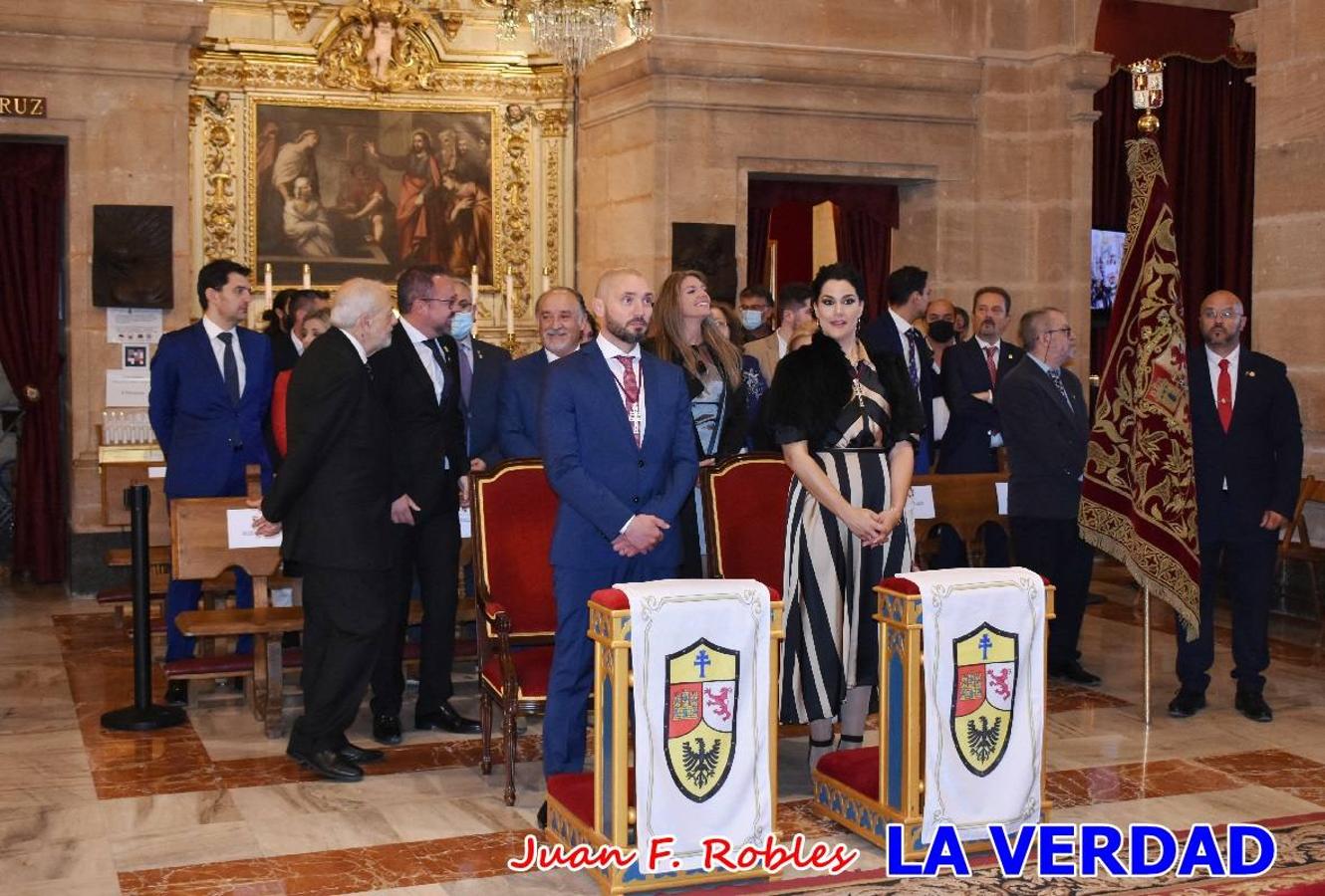 Los nuevos Reyes Cristianos, Roberto Mateo y Patricia Fernández, han sido coronados esta mañana en una celebración que ha tenido lugar en la basílica de la Vera Cruz durante la tradicional Misa de Bendición de Banderas del Bando Cristiano. Quienes encarnarán en las próximas fiestas las egregias figuras de Fernando III El Santo y Doña Beatriz de Suavia recibieron sus coronas en un acto en el que también participaron sus antecesores: Rubén Alonso Bermúdez y Carolain Morales; bajo la atenta mirada de los Infantes de Castilla, los hermanos Sergio y Marta Marín, que también estrenan cargo este año.