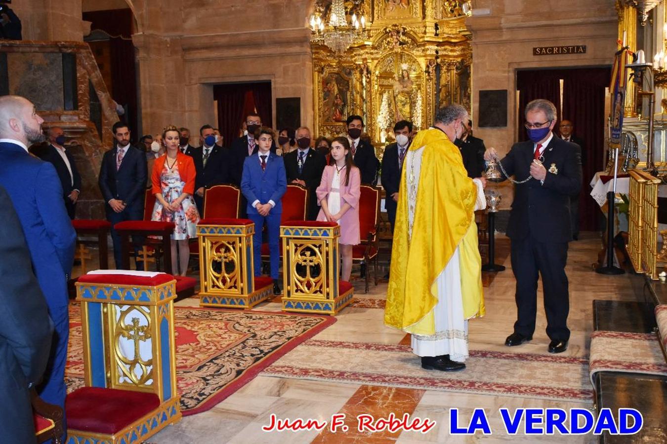 Los nuevos Reyes Cristianos, Roberto Mateo y Patricia Fernández, han sido coronados esta mañana en una celebración que ha tenido lugar en la basílica de la Vera Cruz durante la tradicional Misa de Bendición de Banderas del Bando Cristiano. Quienes encarnarán en las próximas fiestas las egregias figuras de Fernando III El Santo y Doña Beatriz de Suavia recibieron sus coronas en un acto en el que también participaron sus antecesores: Rubén Alonso Bermúdez y Carolain Morales; bajo la atenta mirada de los Infantes de Castilla, los hermanos Sergio y Marta Marín, que también estrenan cargo este año.