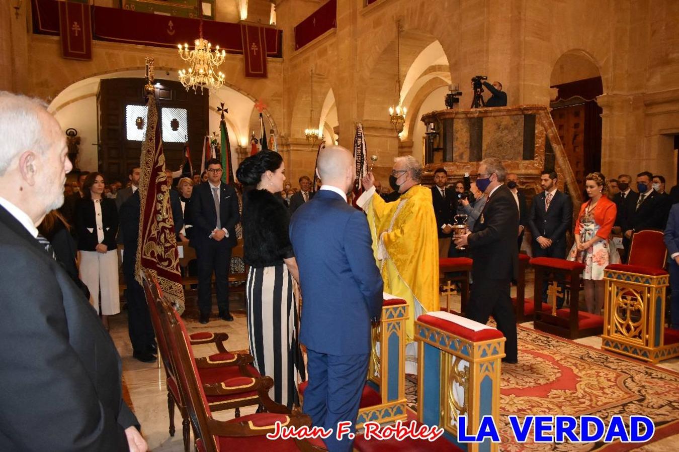 Los nuevos Reyes Cristianos, Roberto Mateo y Patricia Fernández, han sido coronados esta mañana en una celebración que ha tenido lugar en la basílica de la Vera Cruz durante la tradicional Misa de Bendición de Banderas del Bando Cristiano. Quienes encarnarán en las próximas fiestas las egregias figuras de Fernando III El Santo y Doña Beatriz de Suavia recibieron sus coronas en un acto en el que también participaron sus antecesores: Rubén Alonso Bermúdez y Carolain Morales; bajo la atenta mirada de los Infantes de Castilla, los hermanos Sergio y Marta Marín, que también estrenan cargo este año.