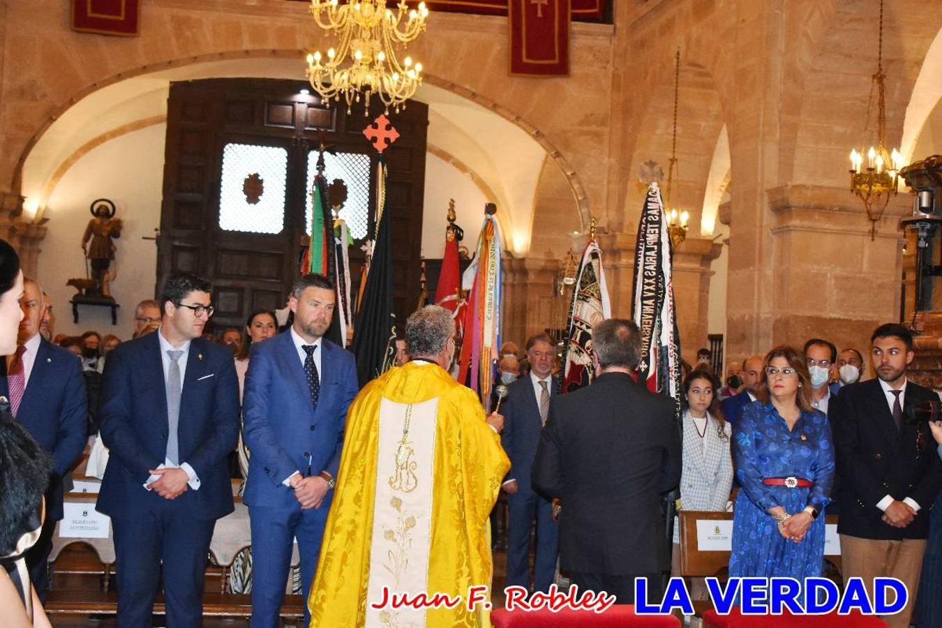 Los nuevos Reyes Cristianos, Roberto Mateo y Patricia Fernández, han sido coronados esta mañana en una celebración que ha tenido lugar en la basílica de la Vera Cruz durante la tradicional Misa de Bendición de Banderas del Bando Cristiano. Quienes encarnarán en las próximas fiestas las egregias figuras de Fernando III El Santo y Doña Beatriz de Suavia recibieron sus coronas en un acto en el que también participaron sus antecesores: Rubén Alonso Bermúdez y Carolain Morales; bajo la atenta mirada de los Infantes de Castilla, los hermanos Sergio y Marta Marín, que también estrenan cargo este año.